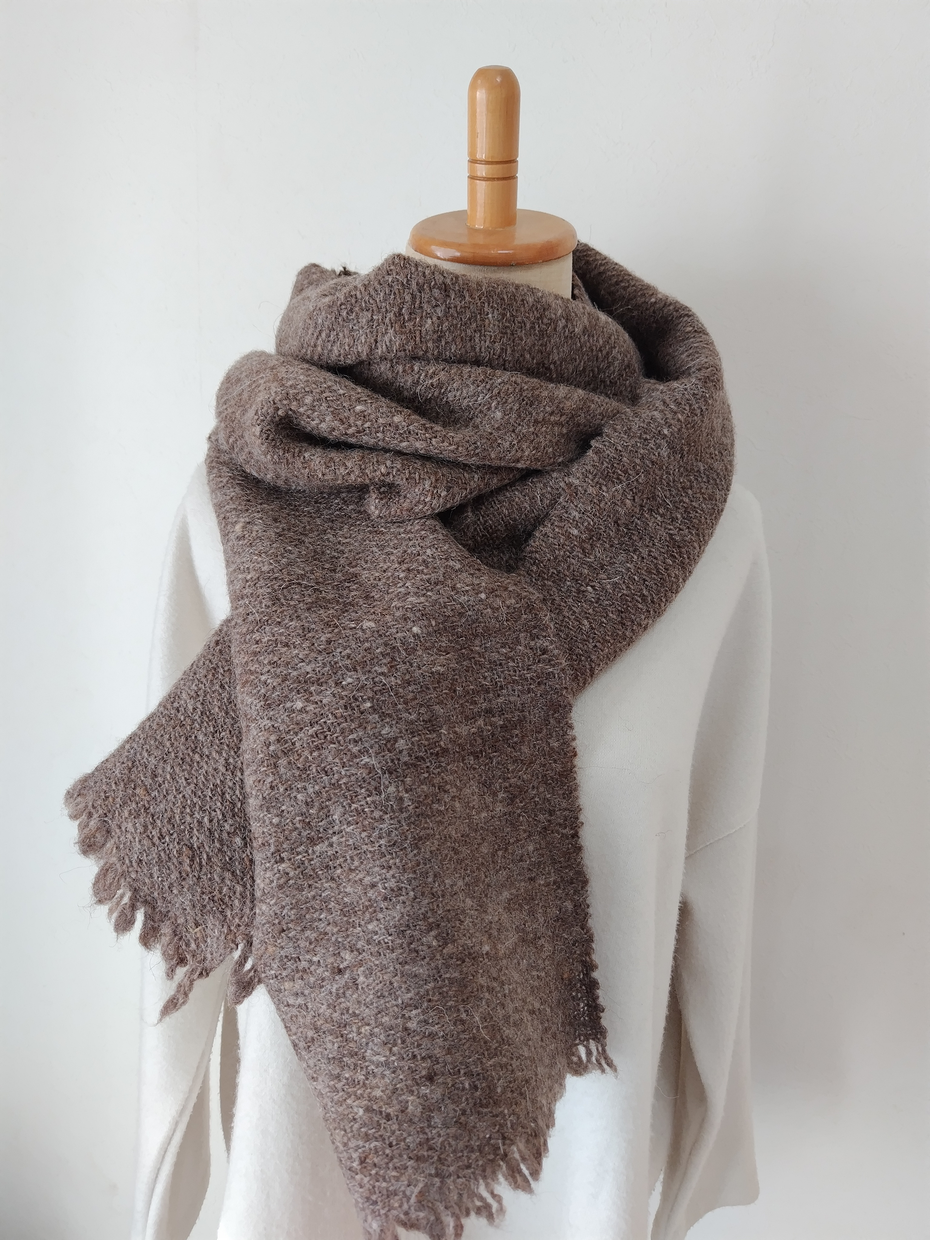 手紡ぎ手織りのストール　チョコレート色の綾織大瓶マフラー