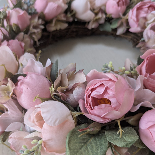 春の兆しを感じる ほんのり甘い大人ピンクのローズリース（大きめ33cm