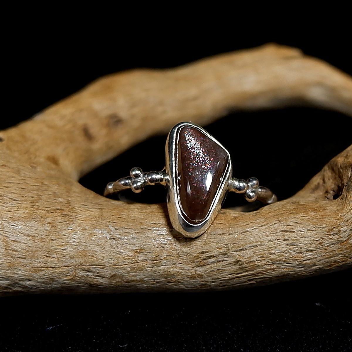 タンザニア産パープルヘイズサンストーンの粒飾りリング　約11号　～静かに宿る煌めき～　天然石アクセサリー　指輪　一点物 7,154円