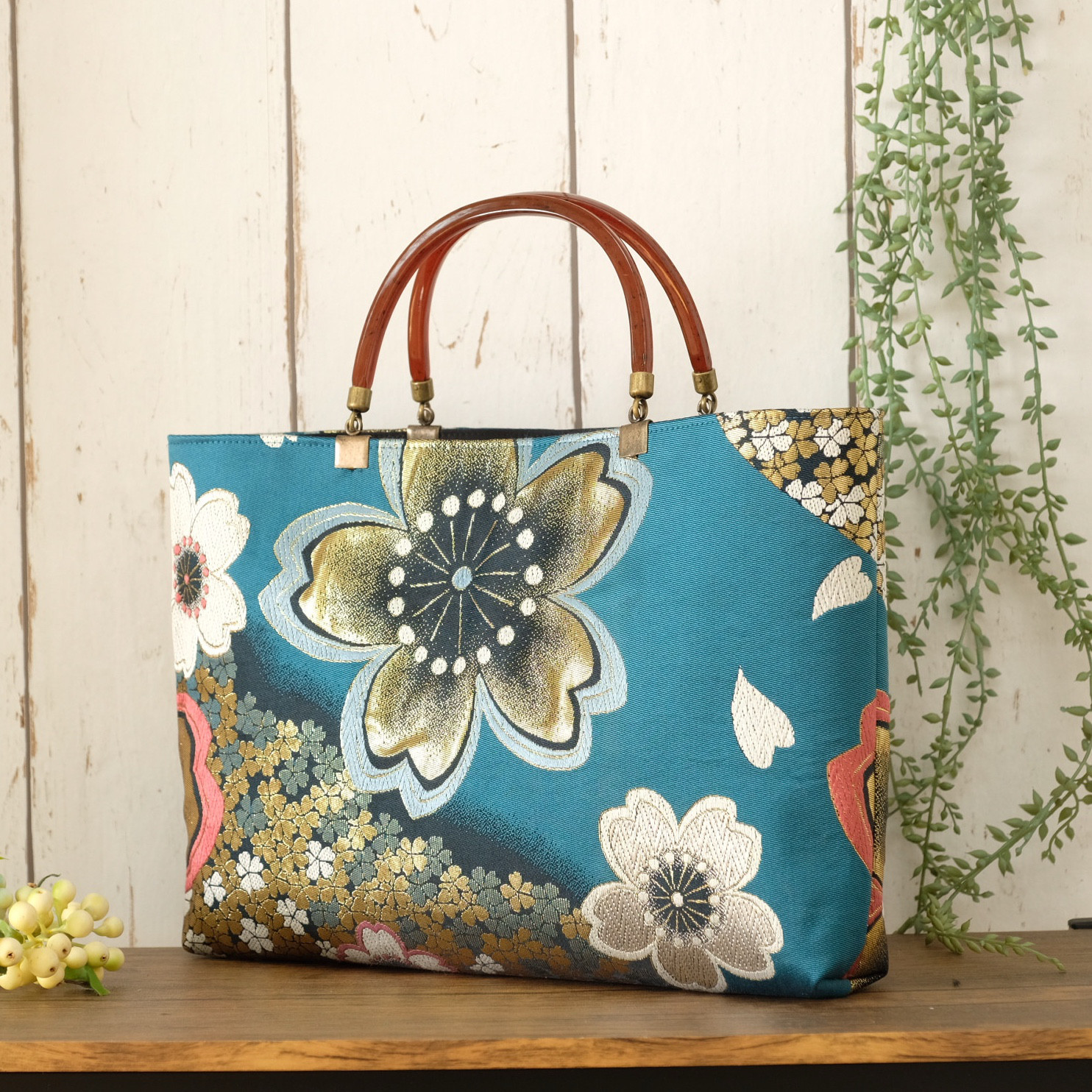 【新作】帯で作ったトートバッグ　帯リメイク　横長BO-128-002 きものリメイクバッグ　ブルー桜