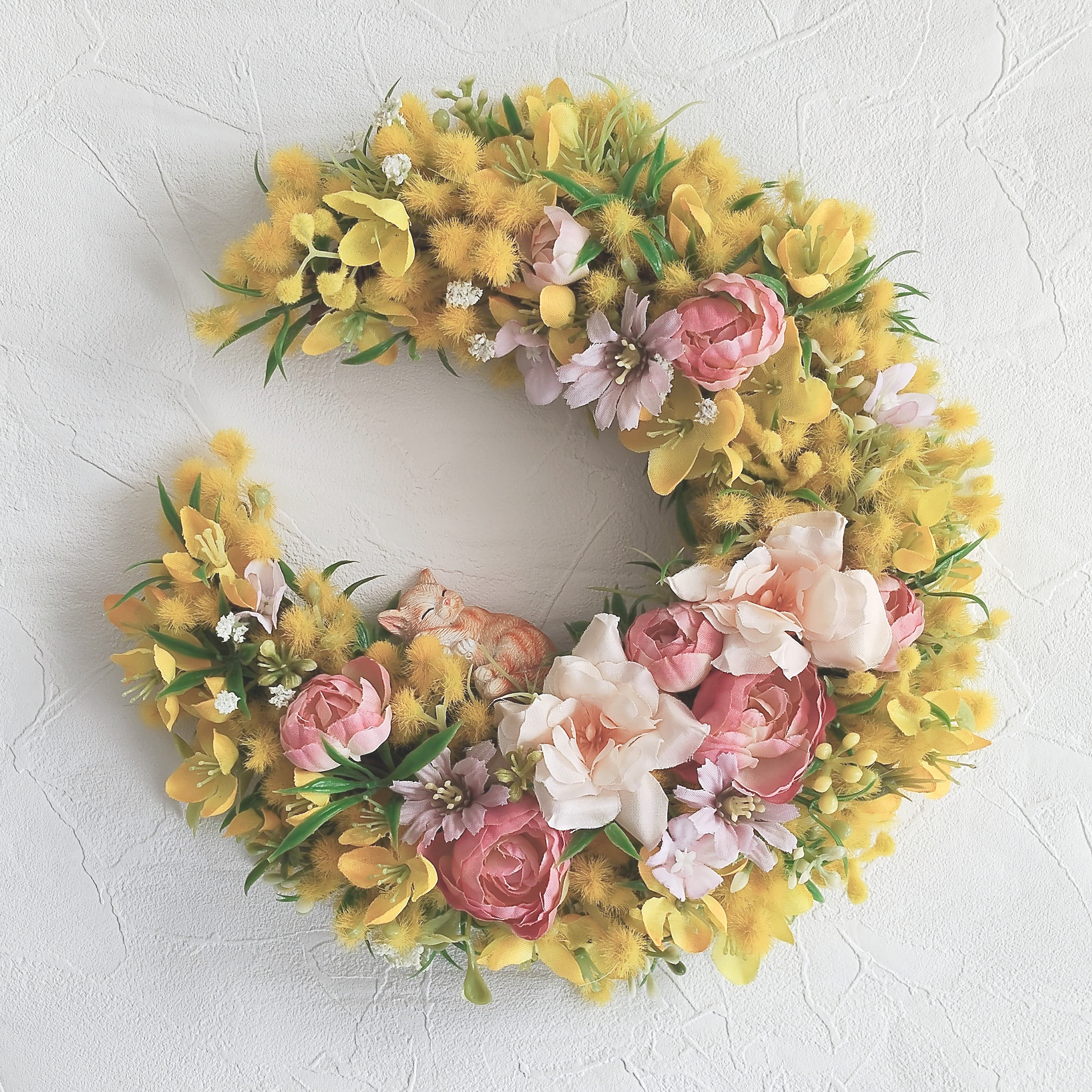春のお花畑で昼寝するネコちゃんの三日月リース