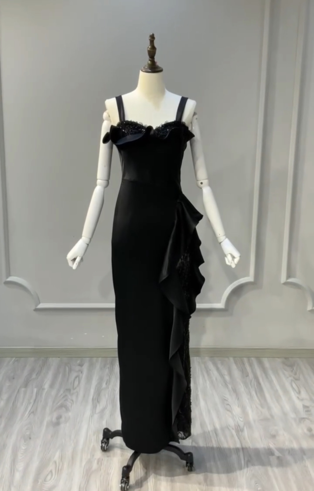 上質なドレス！ラッフルスカート　黒　エレガントなシルエット　パーディードレス演奏会音楽会チャック　ワンピース　ファスナー