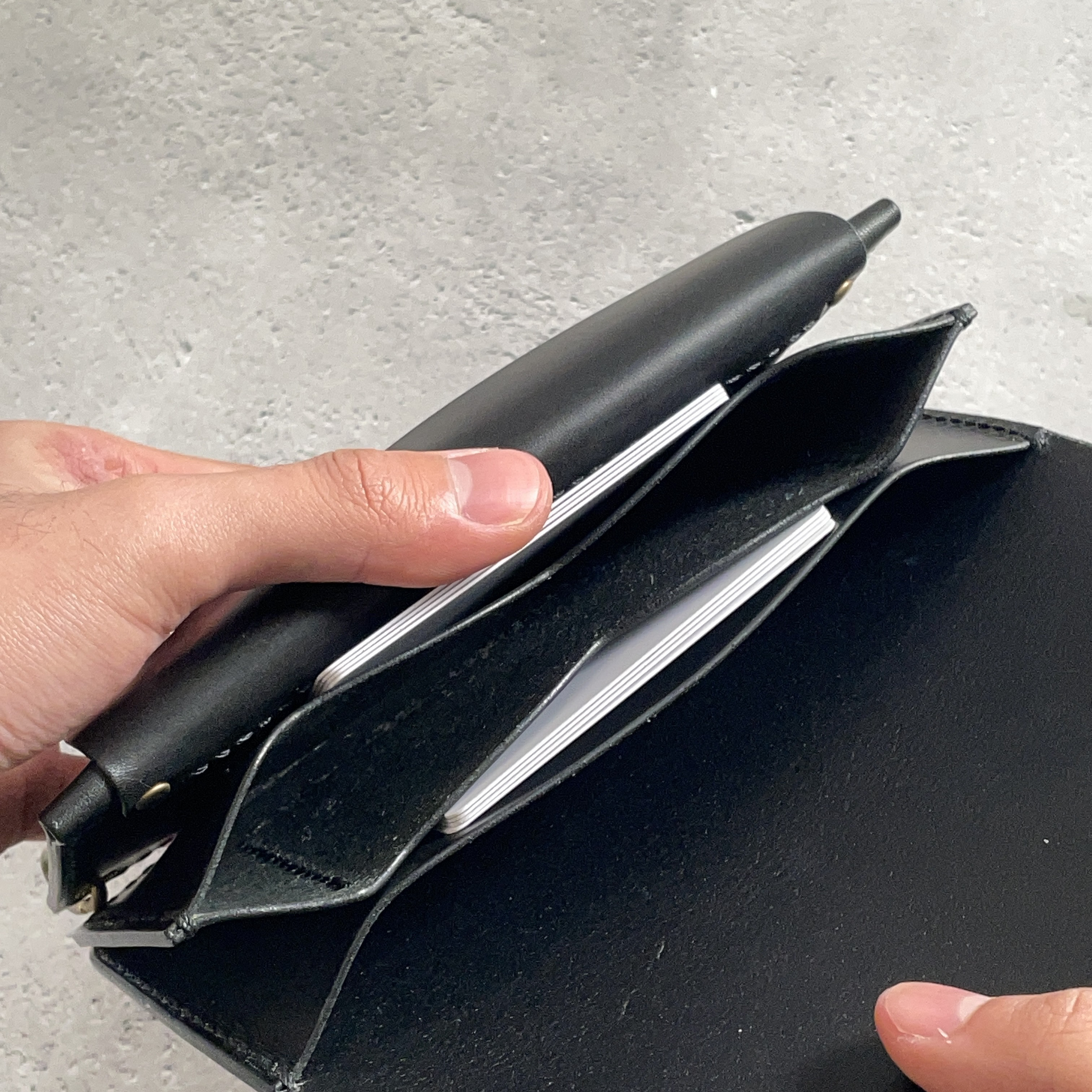 Trucker Wallet "CORE"｜総手縫いで仕立てる、イタリアンレザーCRUSTの堅牢な長財布