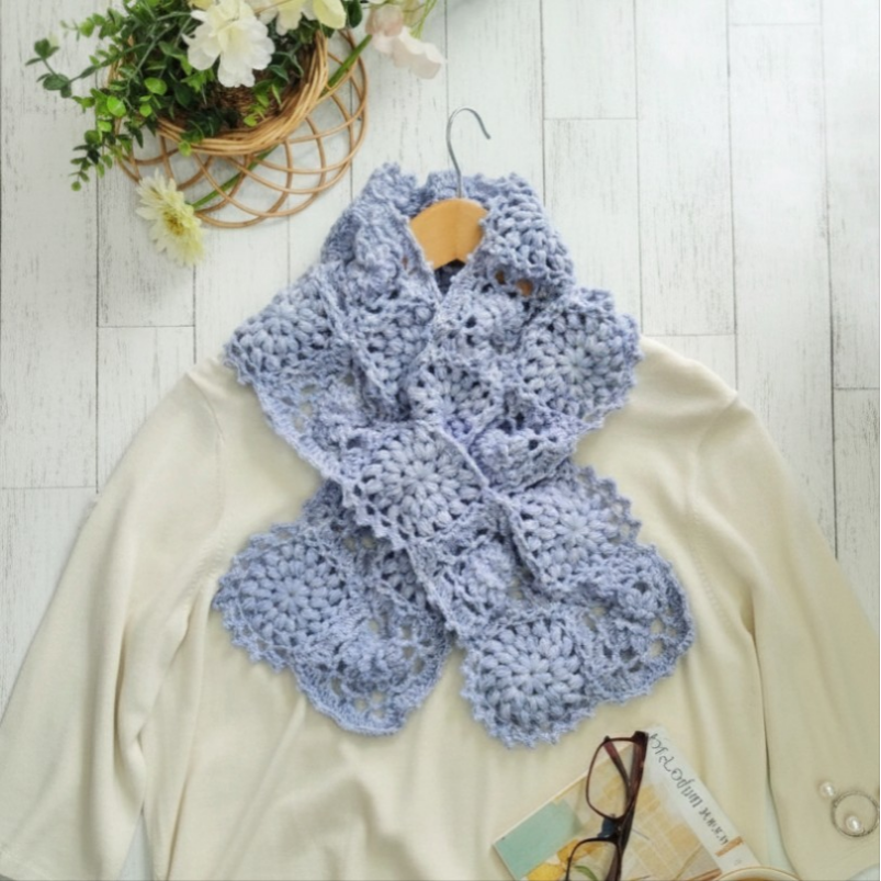 EMIM Bloom Lux│春カラー 花咲く差し込みウールマフラー かぎ針編み 手編み 春ストール│くすみブルー 水色