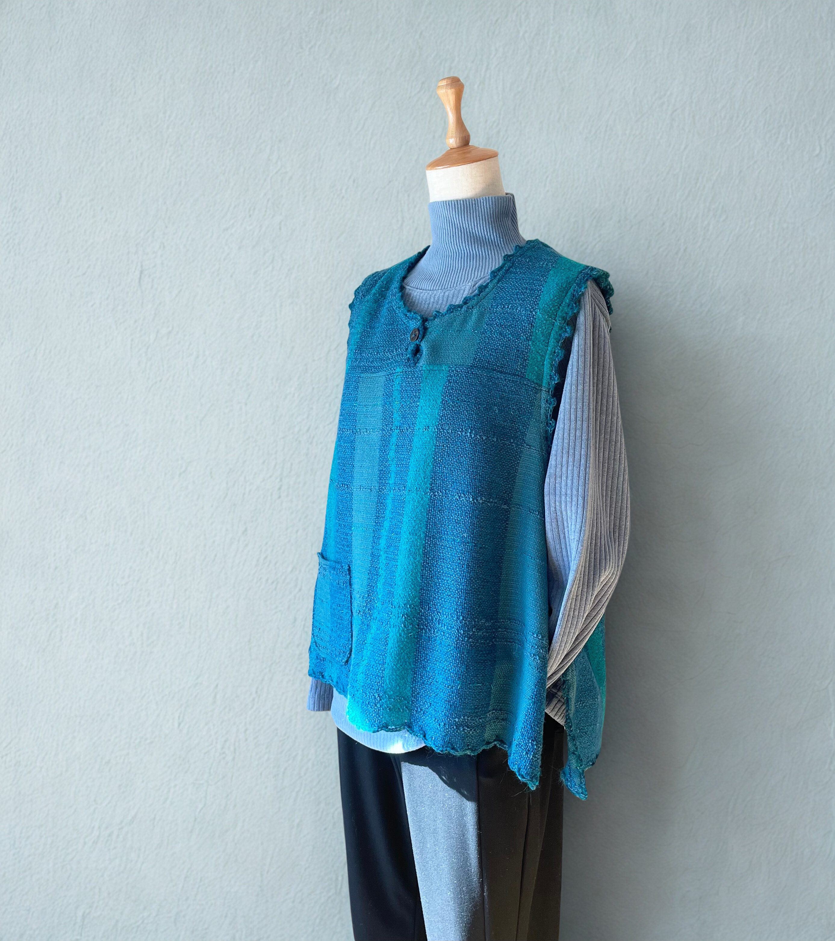 コバルトブルーの手織りウールベスト