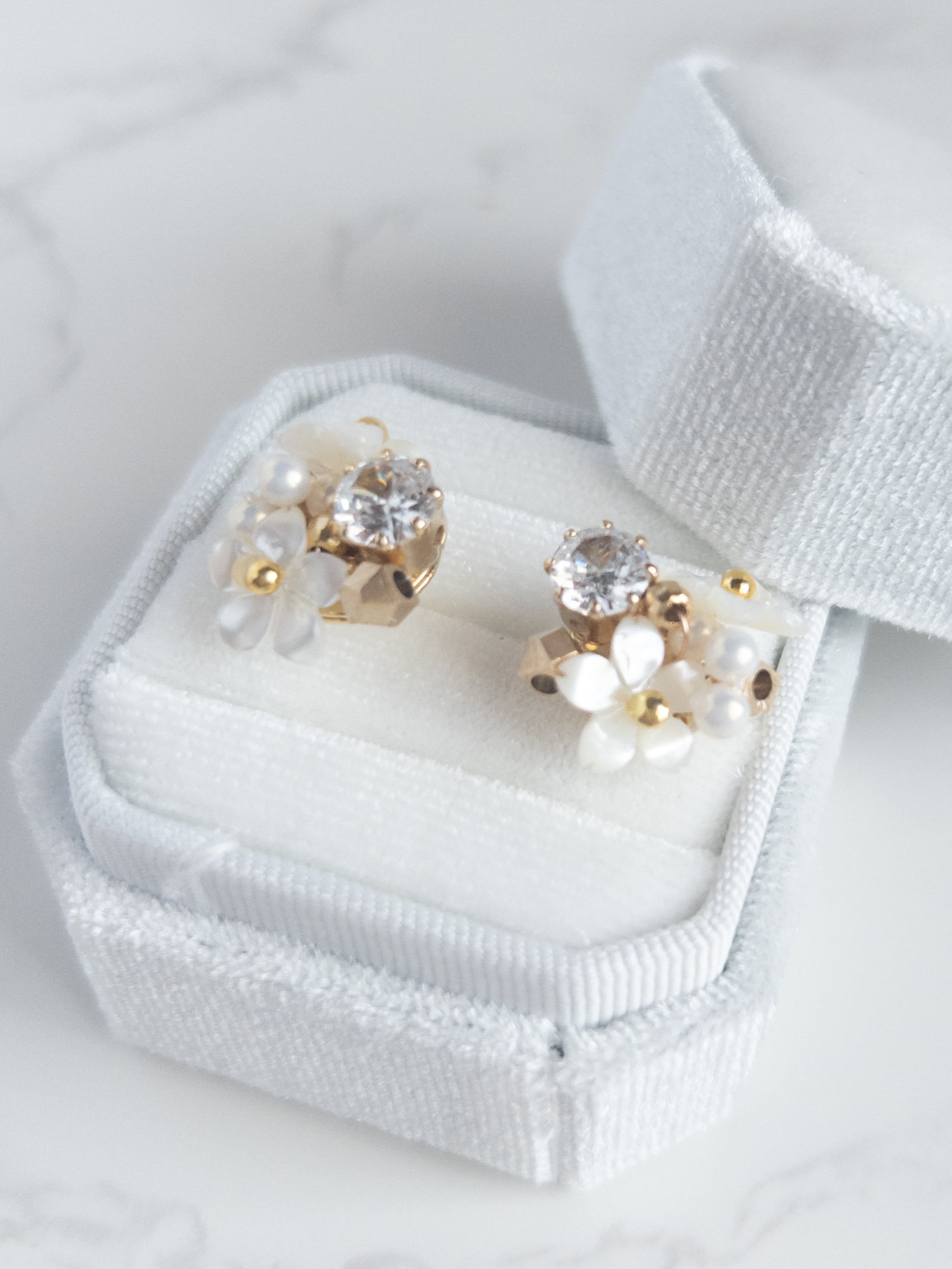 ホワイトシェルフラワージルコンピアス フォーマル デイリー