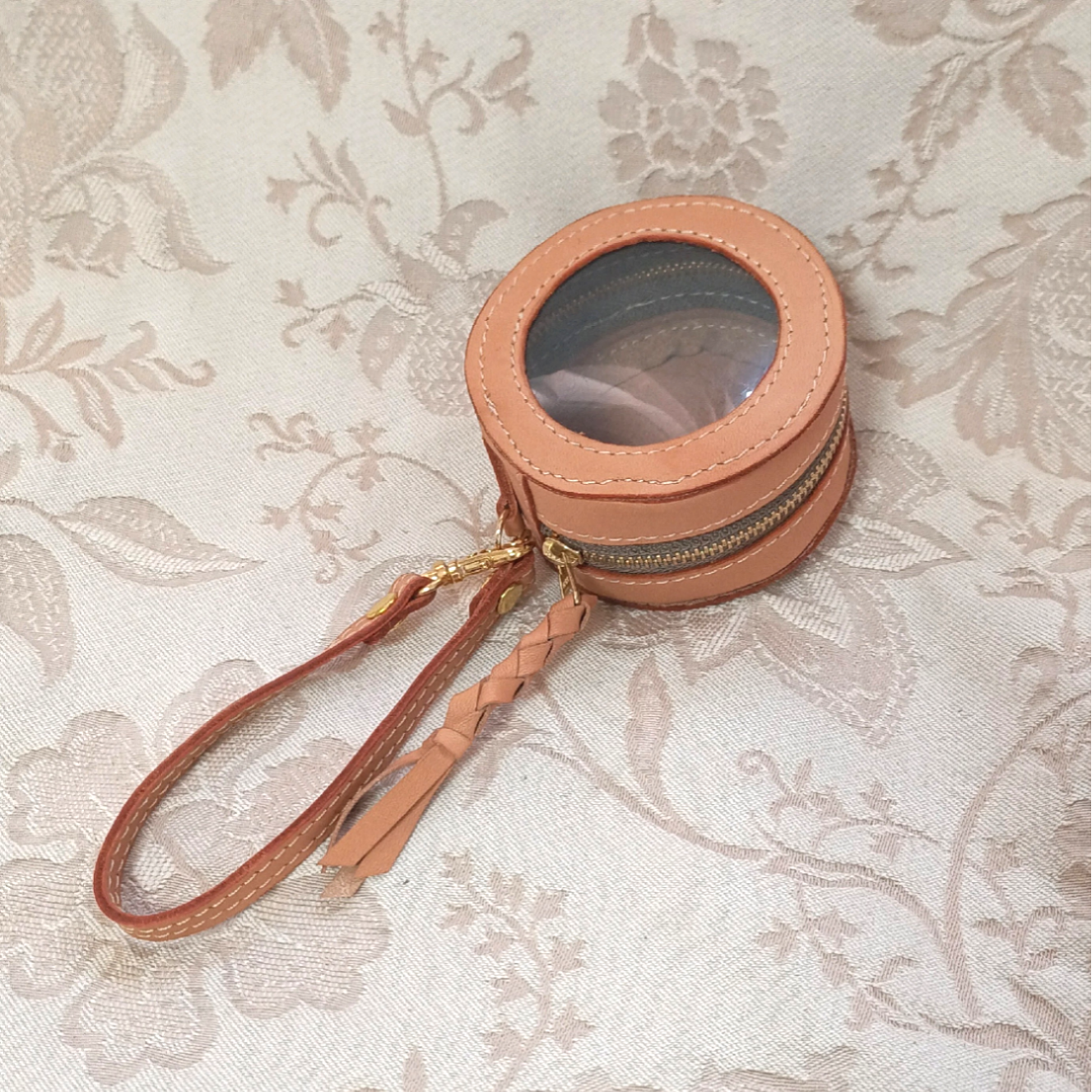 アロマオイルミニミニボトル（高さ4cm,ボトル底直径1.2cm）10本入ケース丸型 ストラップ付き