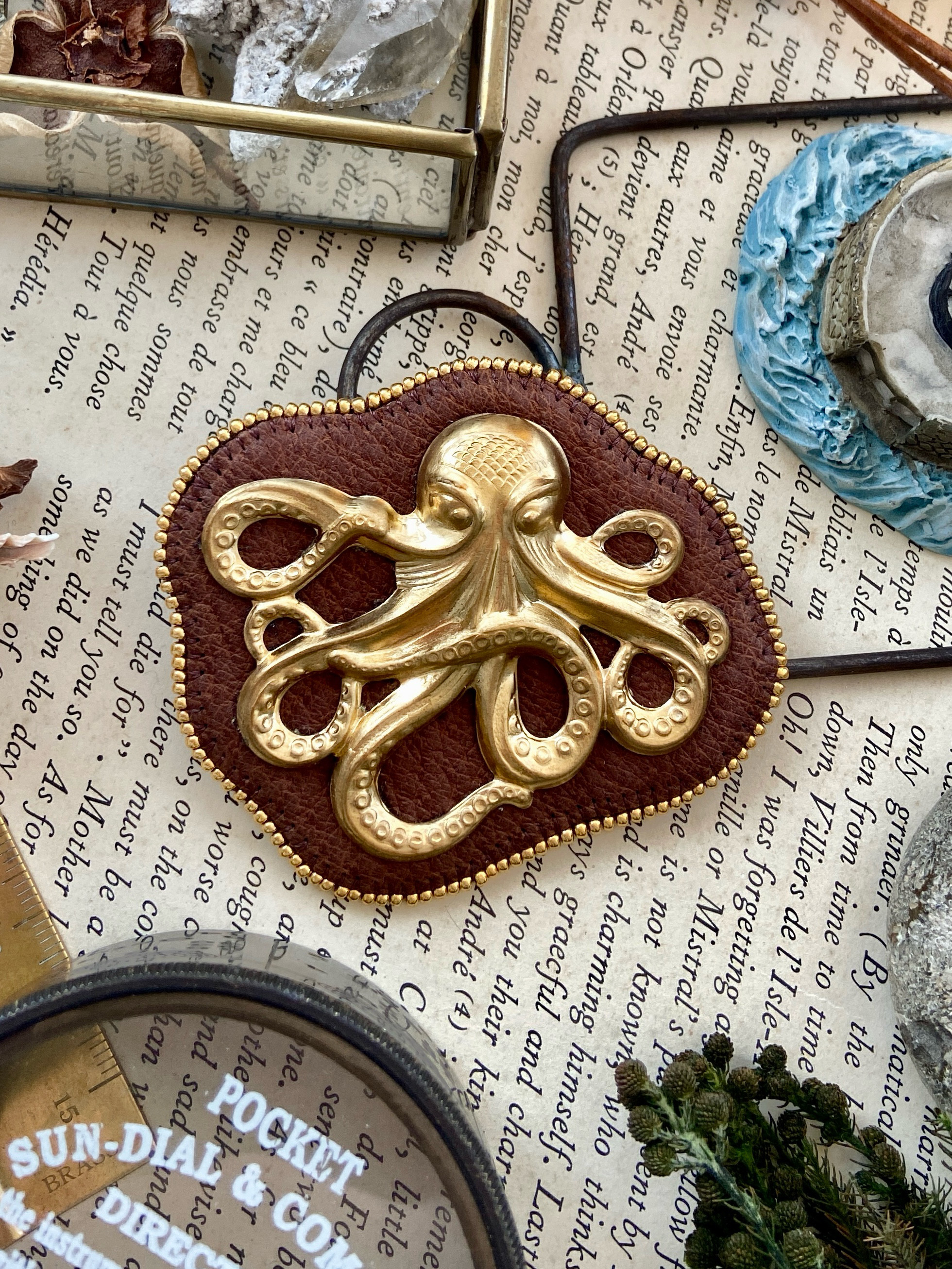 オクトパスの真鍮パーツの本革ブローチ