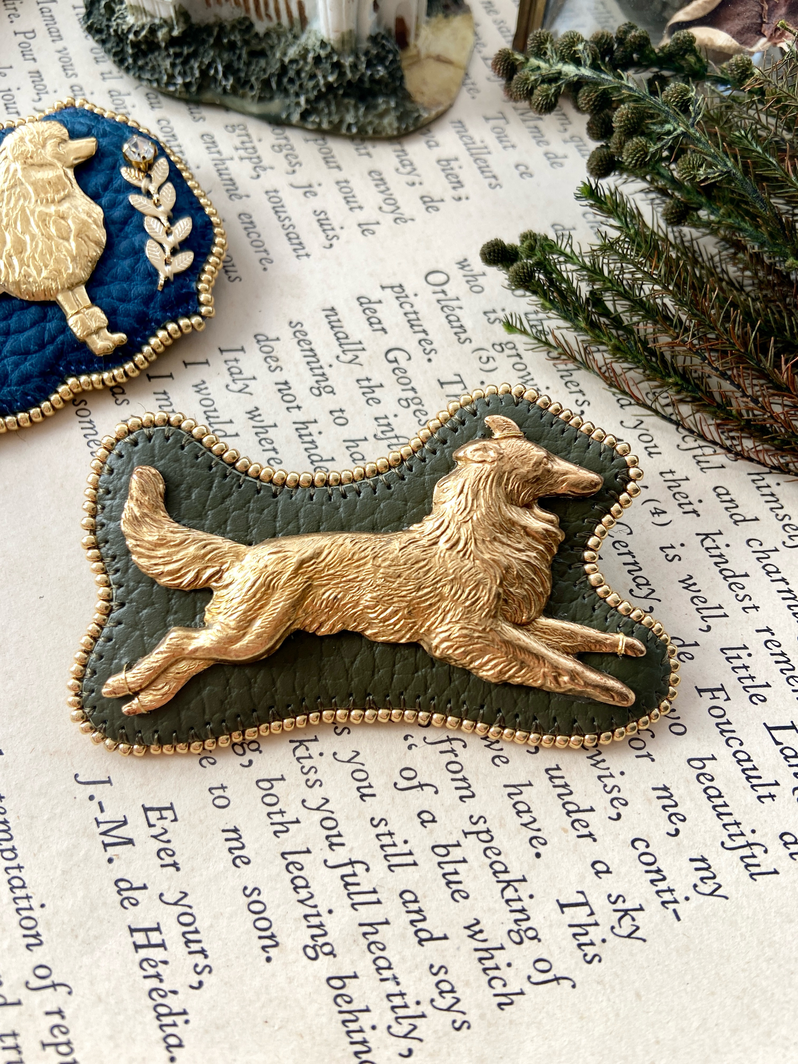 大型犬の真鍮パーツの本革ブローチ