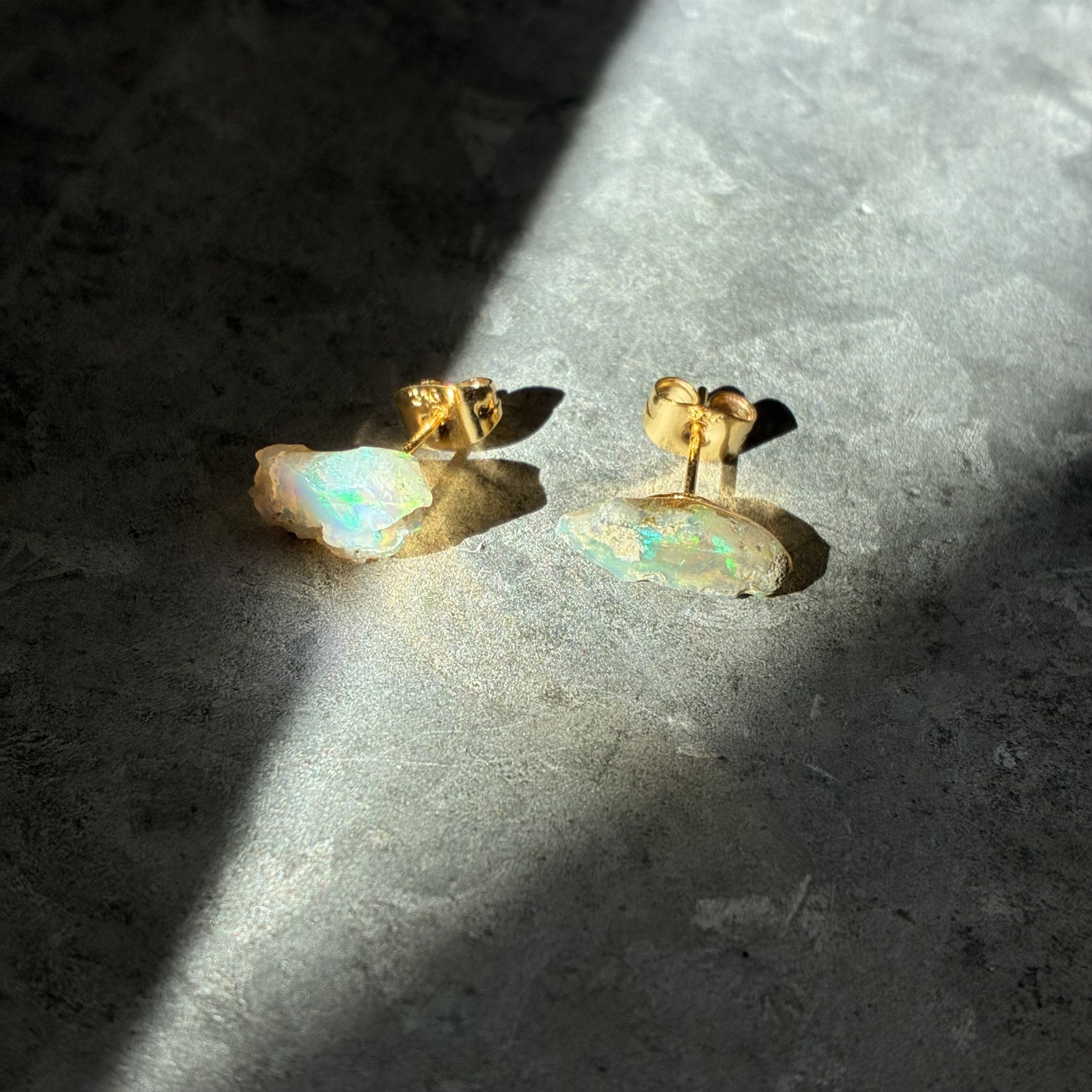 【一点もの】 オパール 原石 ピアス 鉱物 天然石 金属アレルギー対応 ハンドメイド アクセサリー (No..2824)