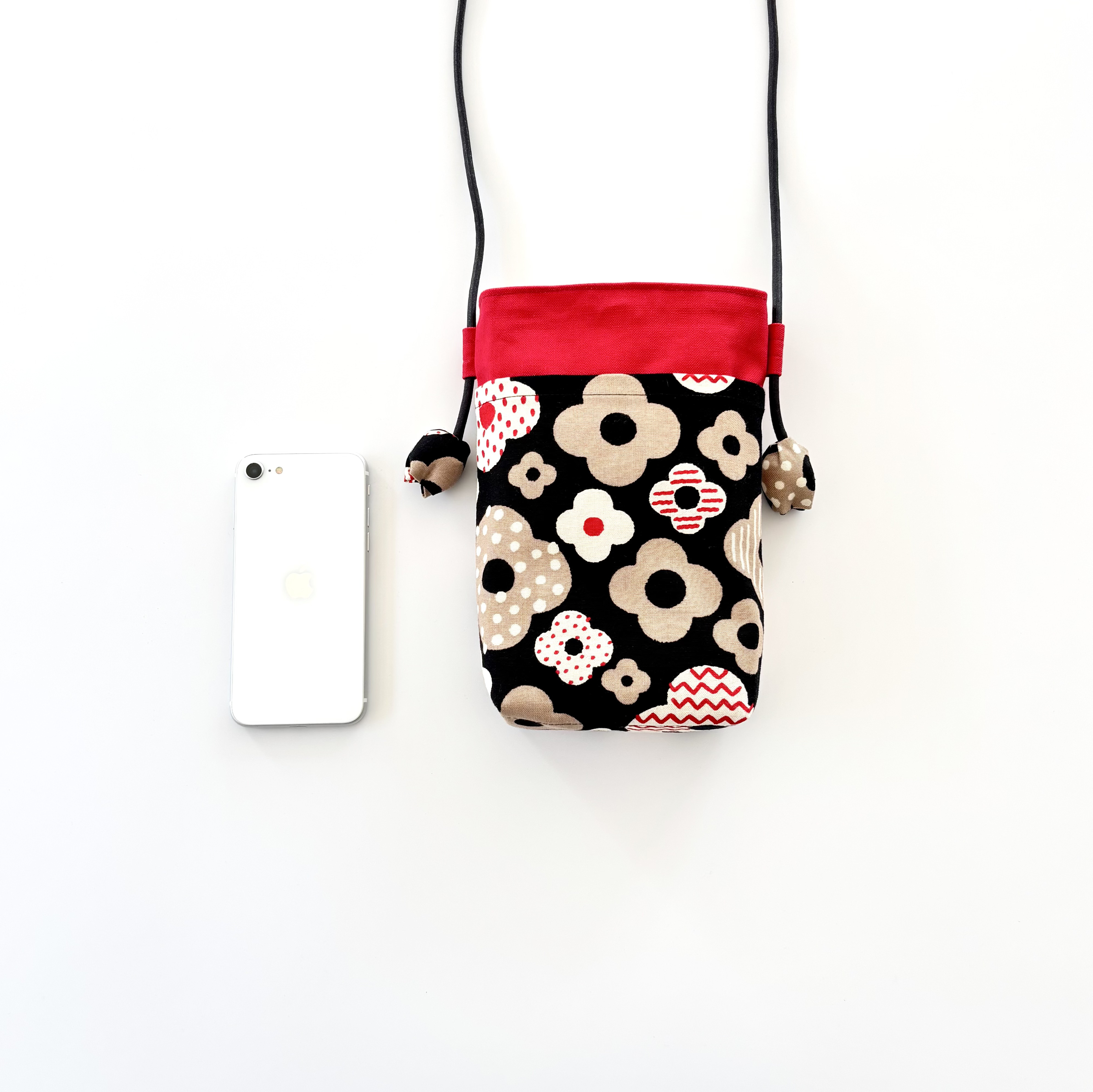 ちょっと大きめＬサイズ　お菓子みたいな花柄⭐️布製ポシェット【レッド】旅行やお散歩のおともに