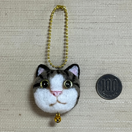 白キジ猫の顔のキーホルダー(羊毛フェルト作品) その他素材 工房TAKA