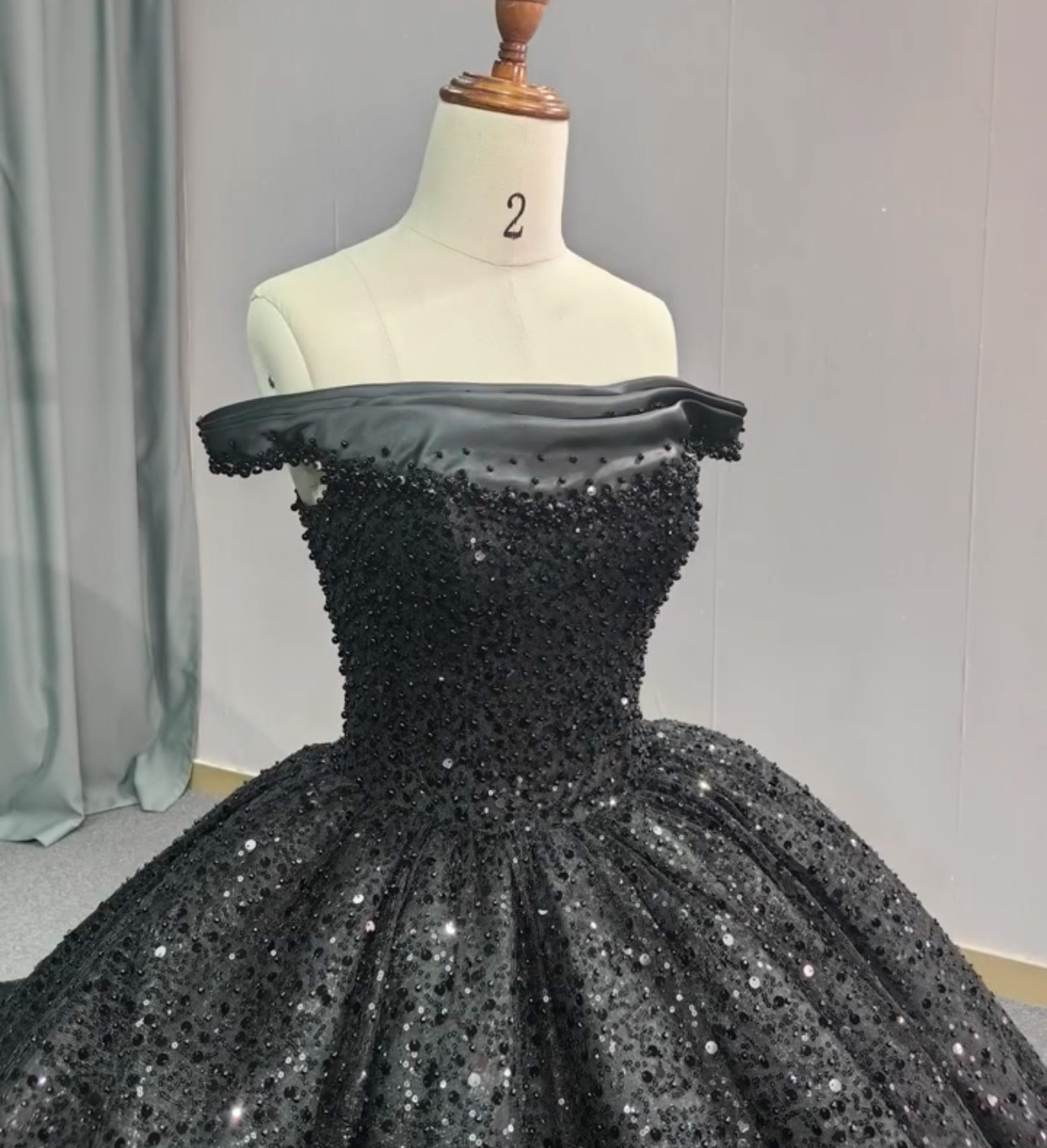 キラキラ　カラードレス　ウェディングブライダル前撮り演奏会音楽会発表会　カッコいいドレス　二の腕を隠せる　ビーズスパコー