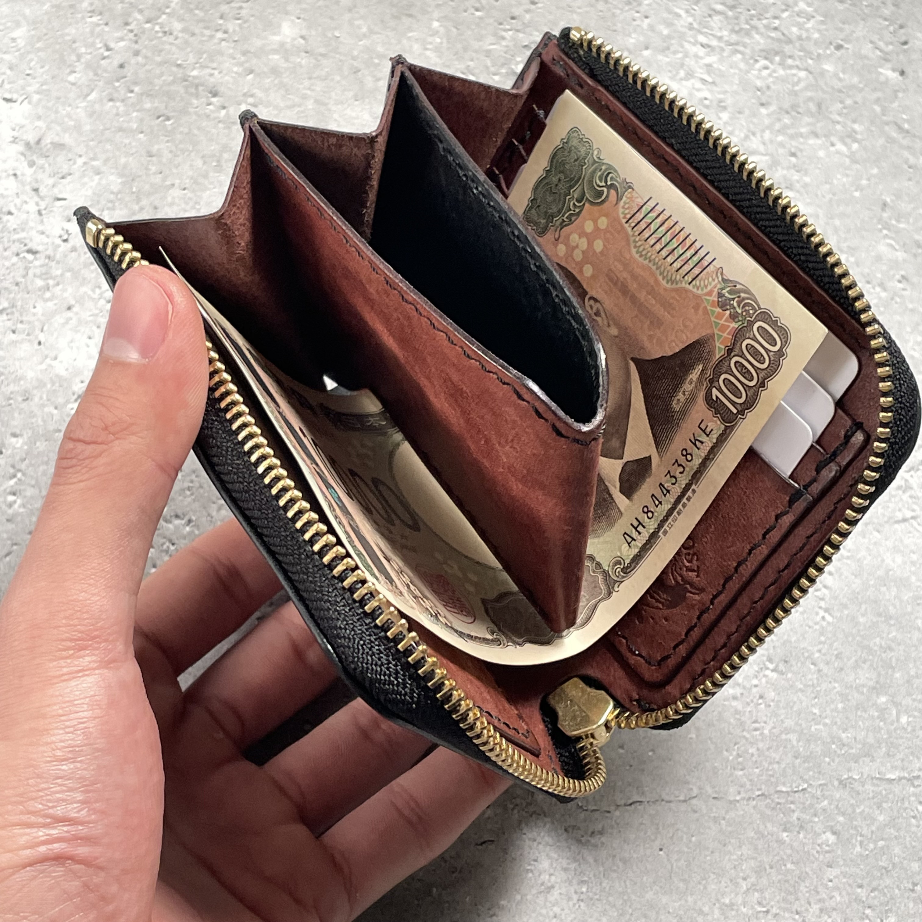 Lzip Wallet｜経年変化の異なる2種の革を組み合わせた、L字ファスナー財布