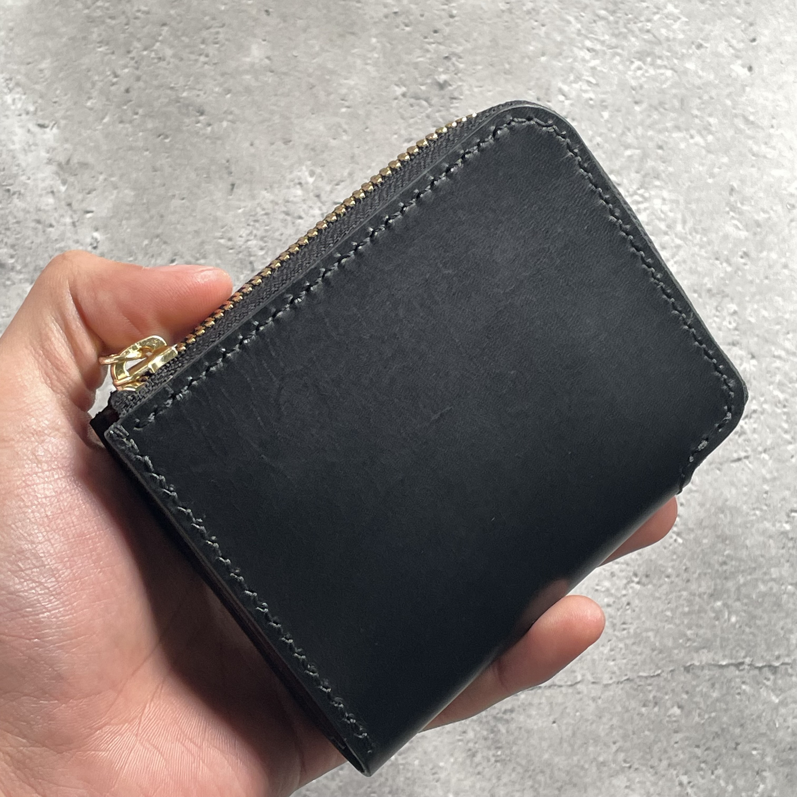 Lzip Wallet｜経年変化の異なる2種の革を組み合わせた、L字ファスナー財布