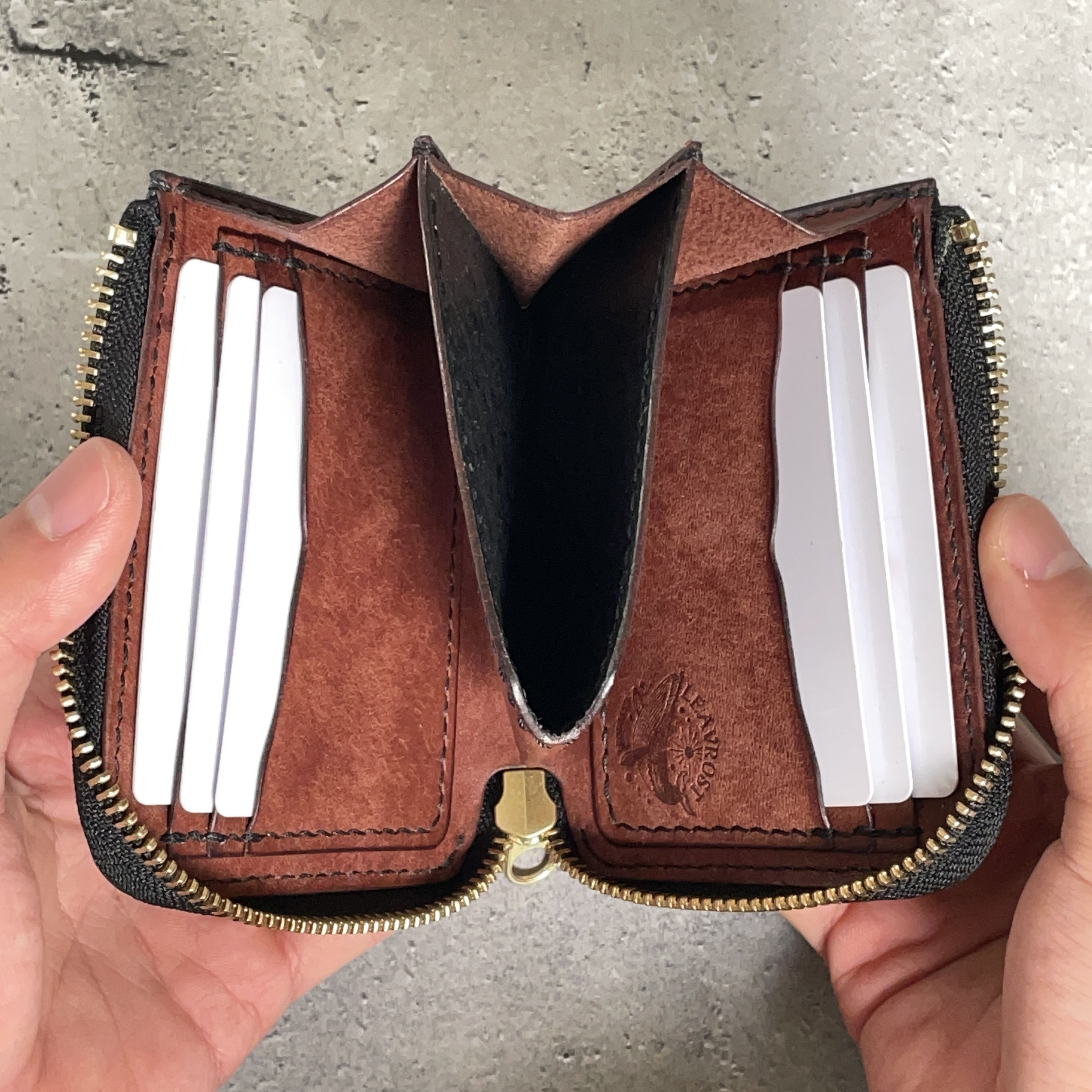 Lzip Wallet｜経年変化の異なる2種の革を組み合わせた、L字ファスナー財布