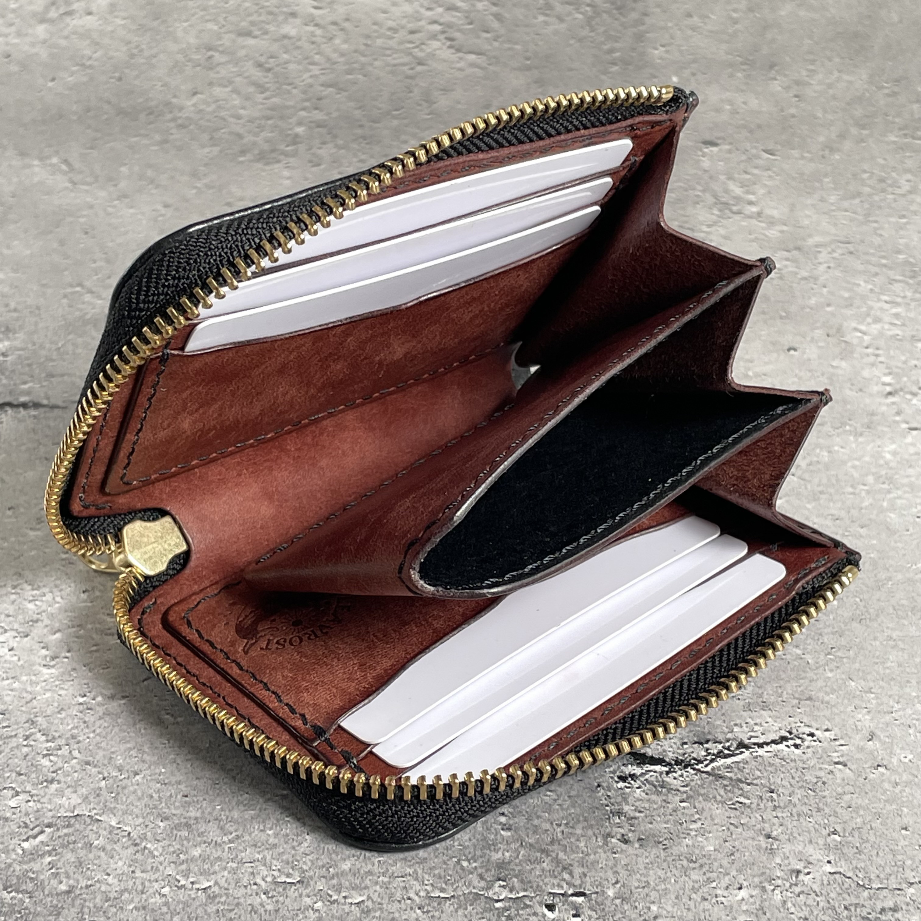 Lzip Wallet｜経年変化の異なる2種の革を組み合わせた、L字ファスナー財布