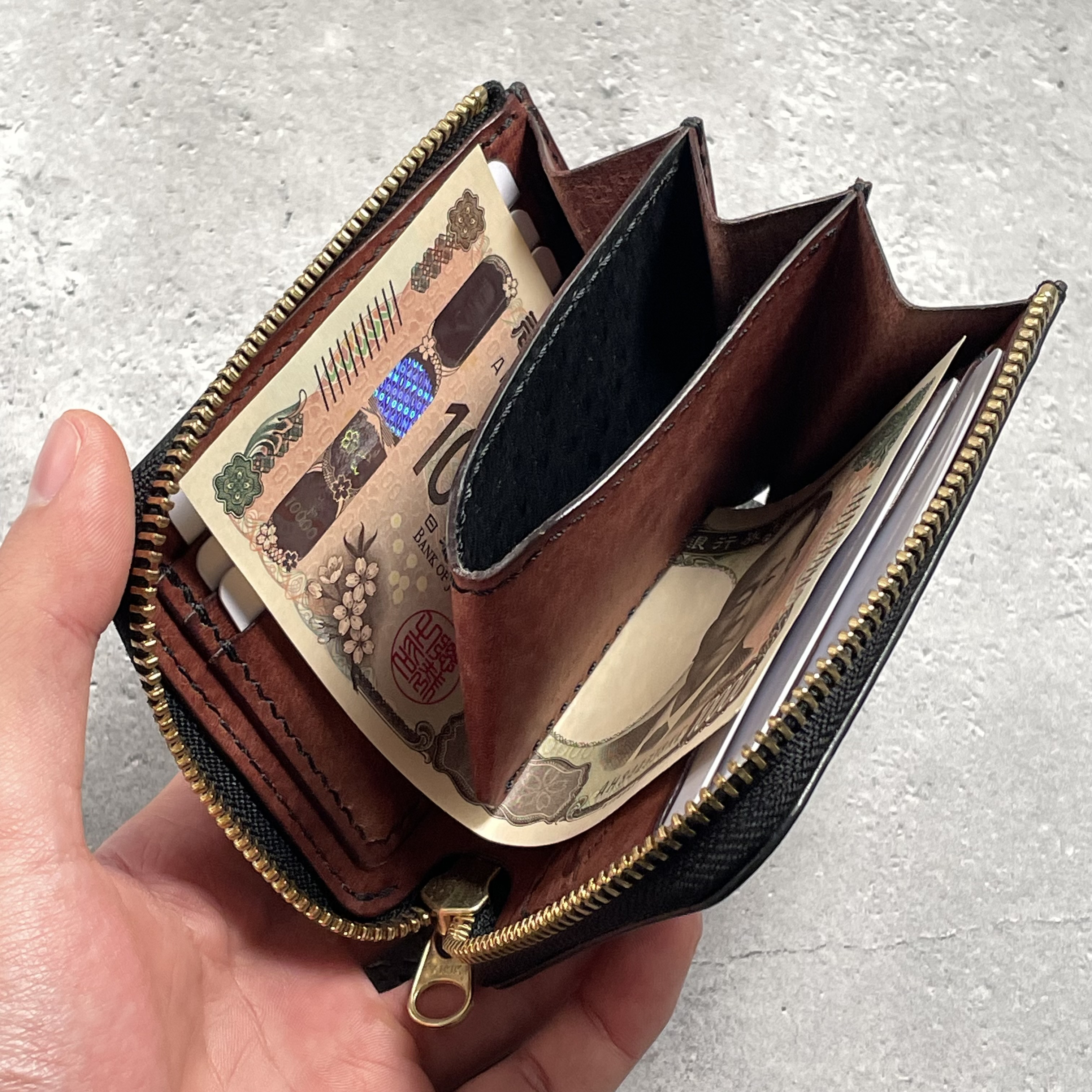 Lzip Wallet｜経年変化の異なる2種の革を組み合わせた、L字ファスナー財布