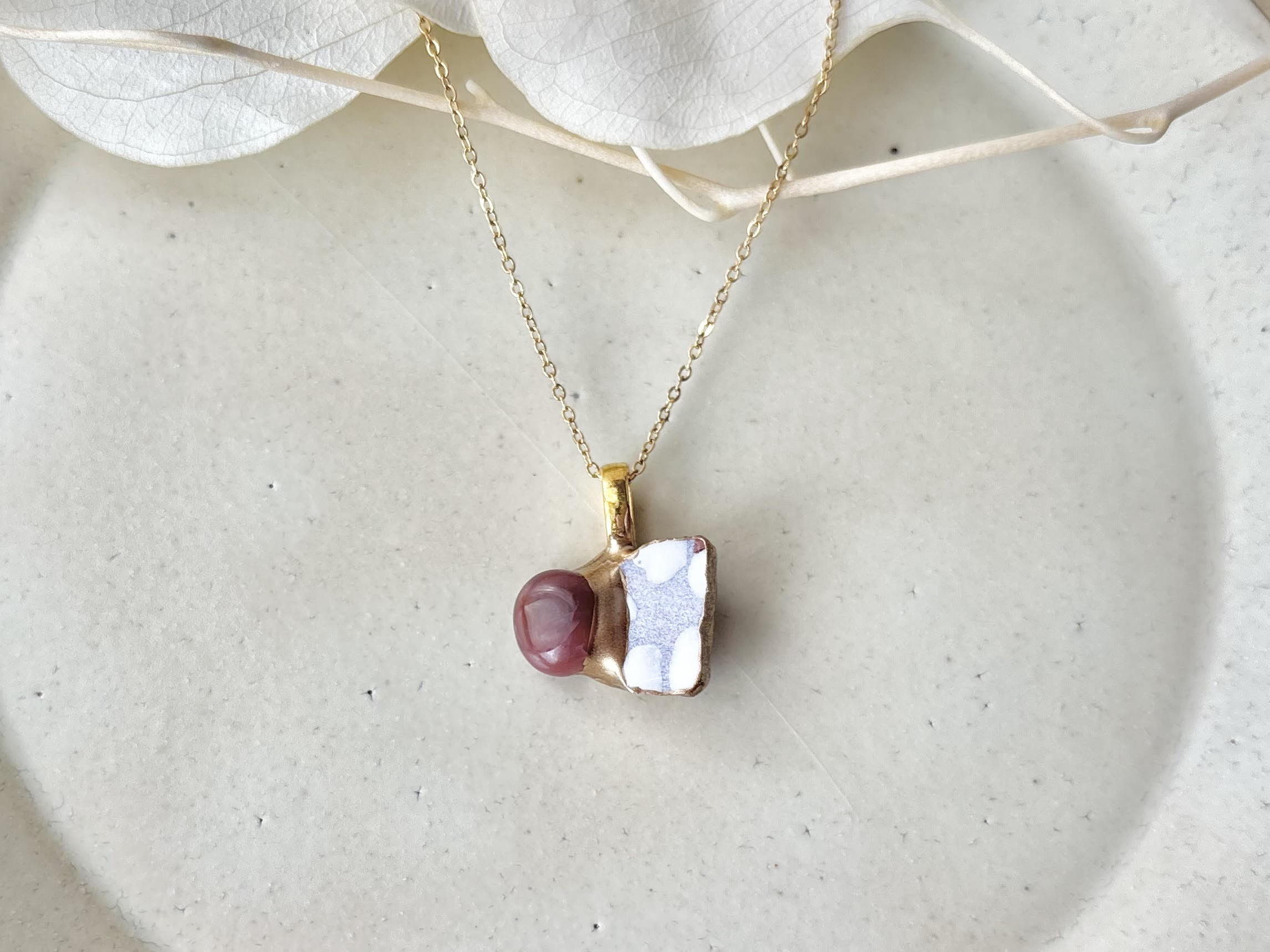 京焼　金継ぎ　ネックレス　サージカルステンレスチェーン　アレルギー対応　18K　紫　手書き　絵付け　カーネリアン#443