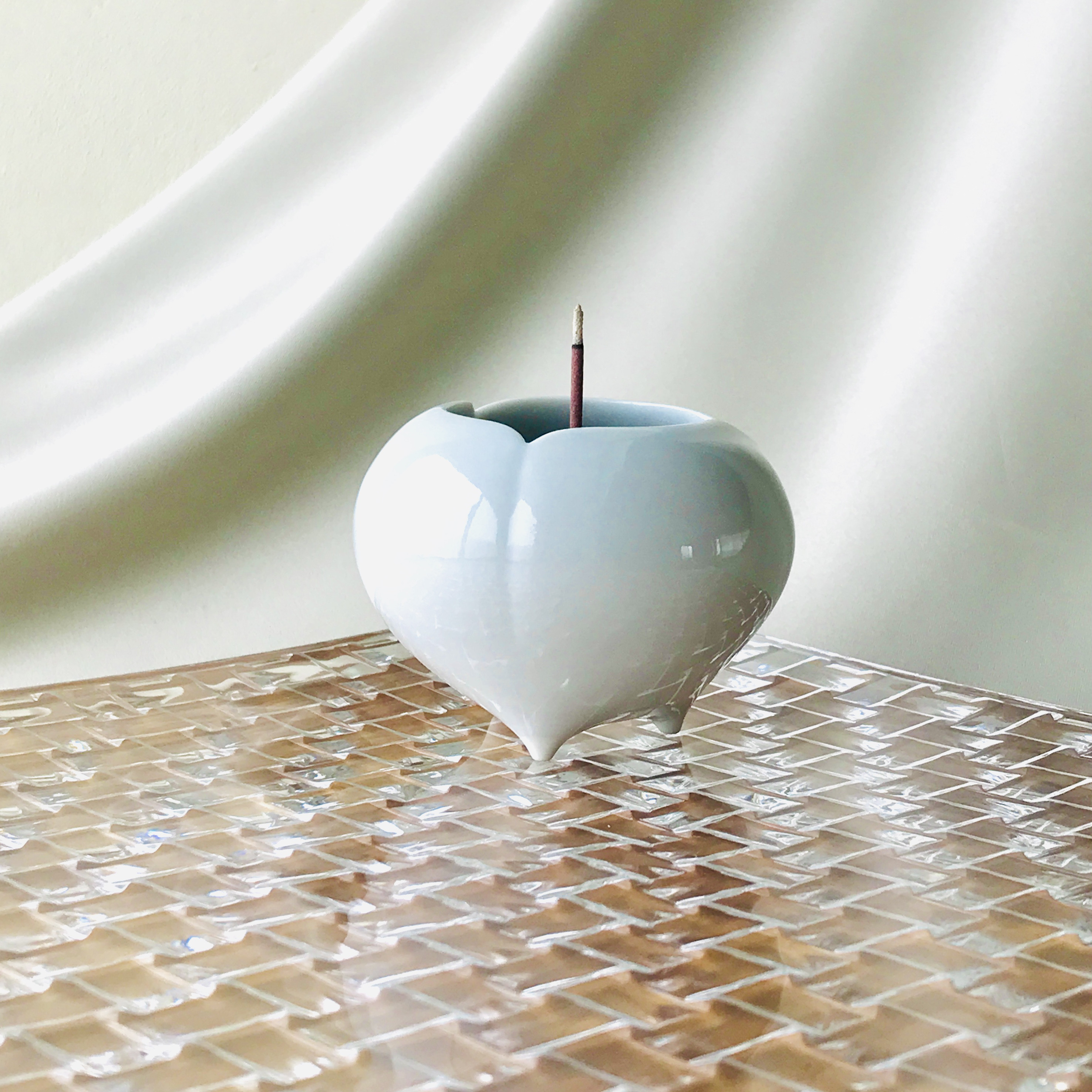 白磁香炉　加茂本阿弥　＜香立て・お線香立て・三つ足＞胴径 ８.１㎝