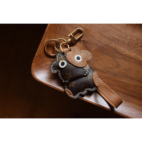 牛モチーフ 本革キーホルダー バッグチャーム アクセサリー 革小物