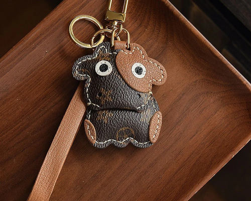 牛モチーフ 本革キーホルダー バッグチャーム アクセサリー 革小物