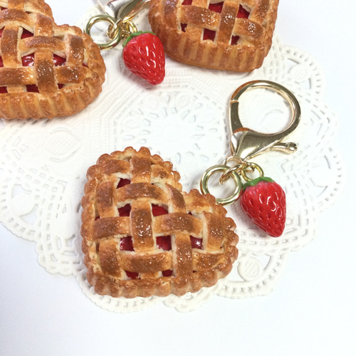 フェイクスイーツ*ハート型・苺パイ・チャーム*食品サンプル・スイーツ