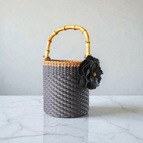 ブラック×バンブーのミニバケツかごバッグ2way（フタ・チャームともに