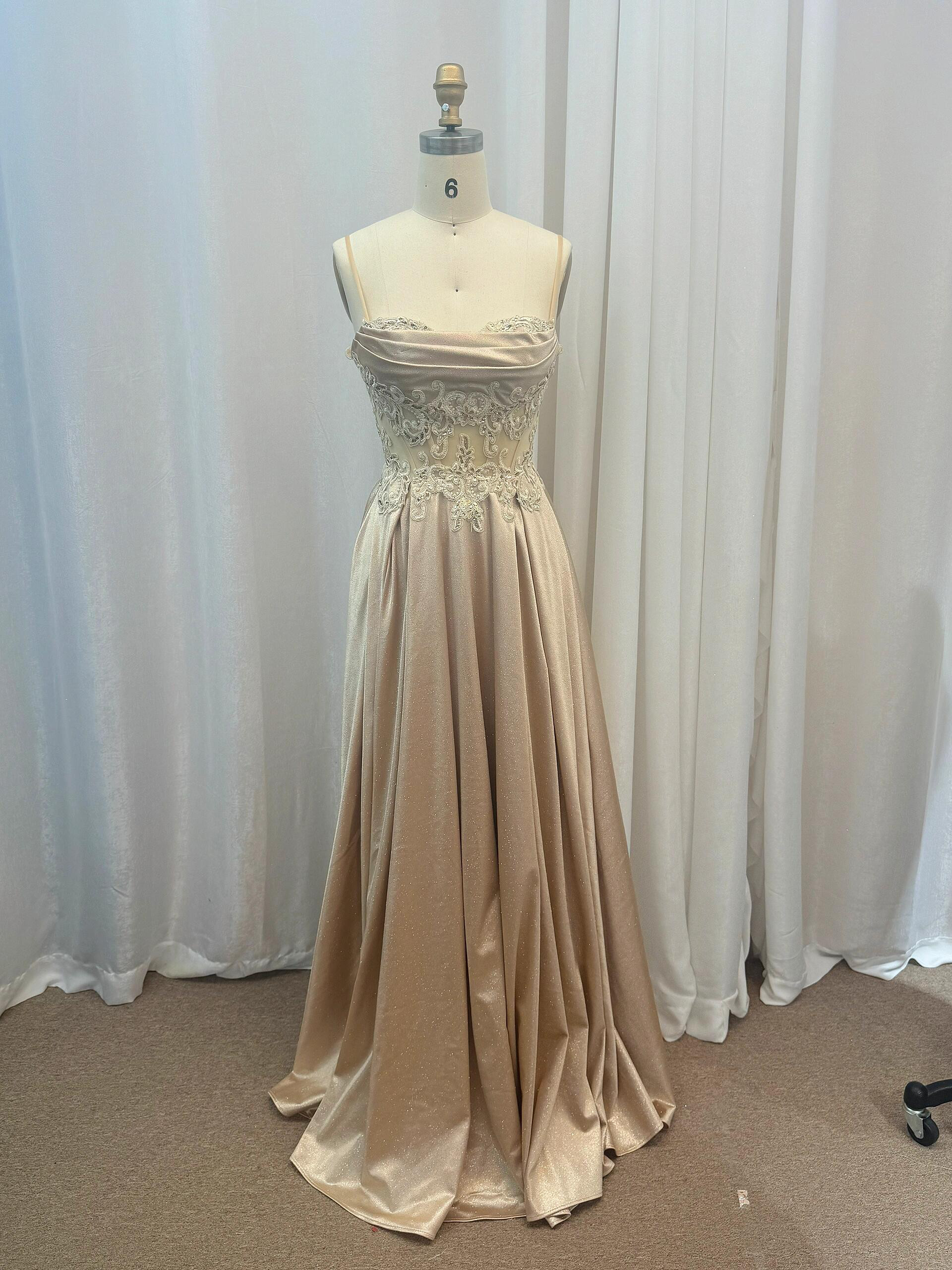 高級感　Aライン　細見えシルエット　魅惑なレース　シャンペン色　優雅　胸フリル　袖無し　花嫁二次会パーティードレス前撮り