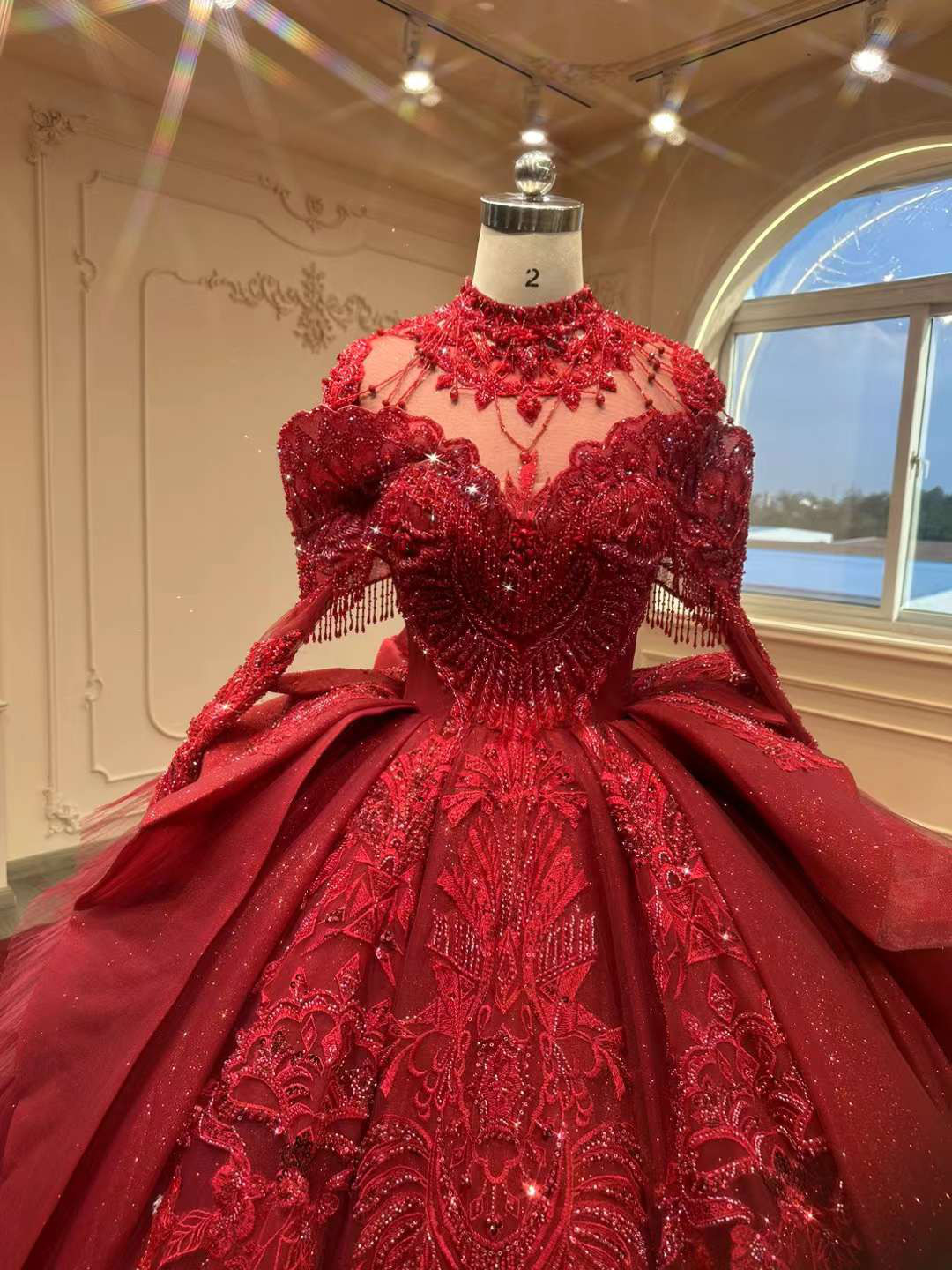 高品質保証！お姫様　ホルターネック　紅色　ボルドー色フレアスカート　シースルー袖　華やかなトレーン　魅惑の花レース編み上