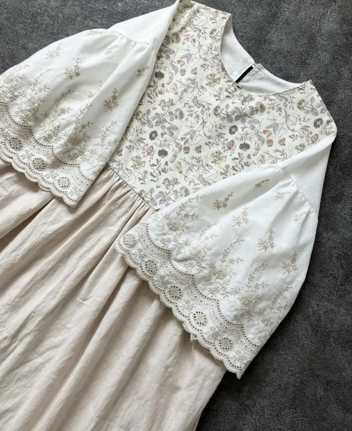 レース袖のリバティワンピース