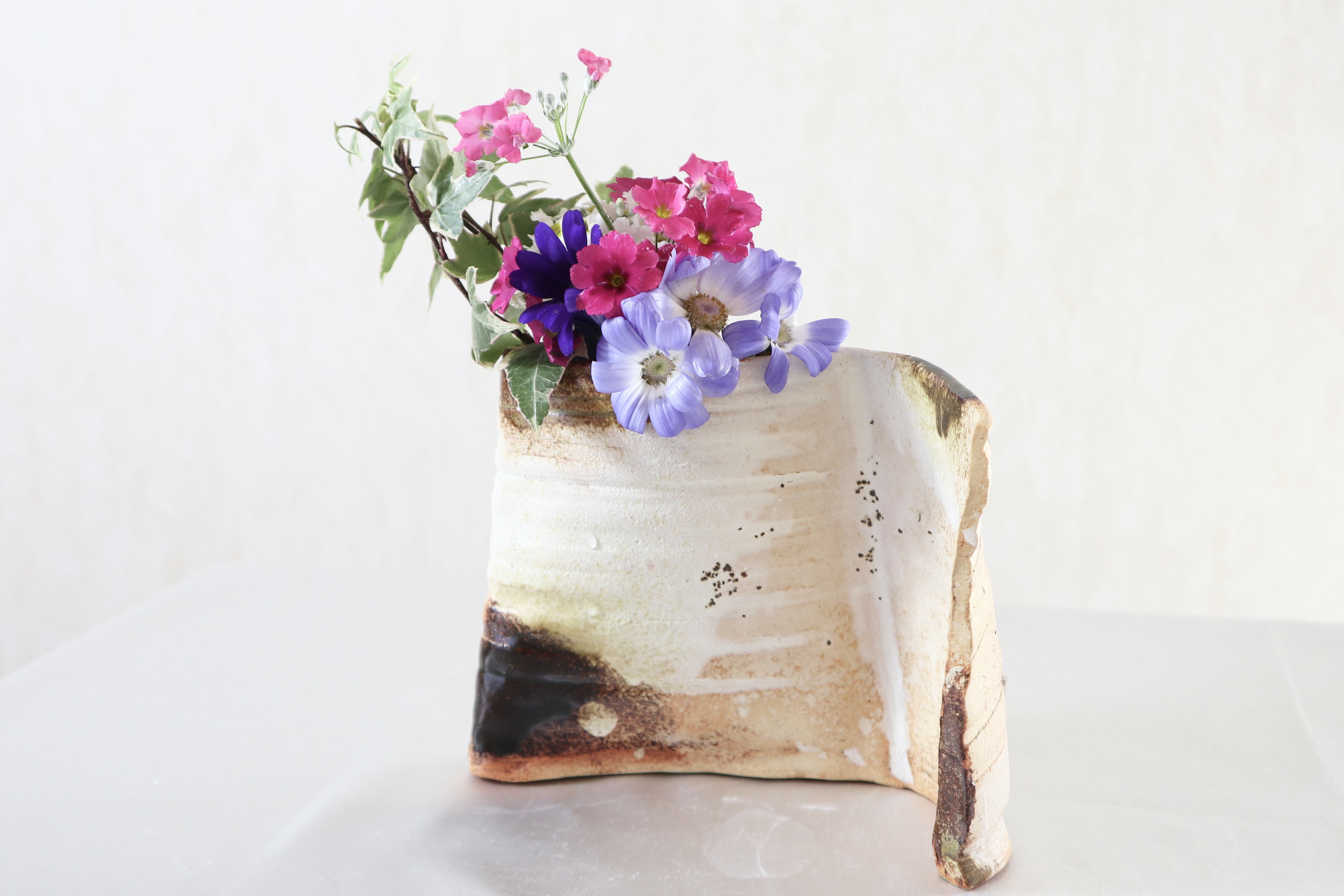 花器・白+茶〜前から後ろから横からどうぞ〜