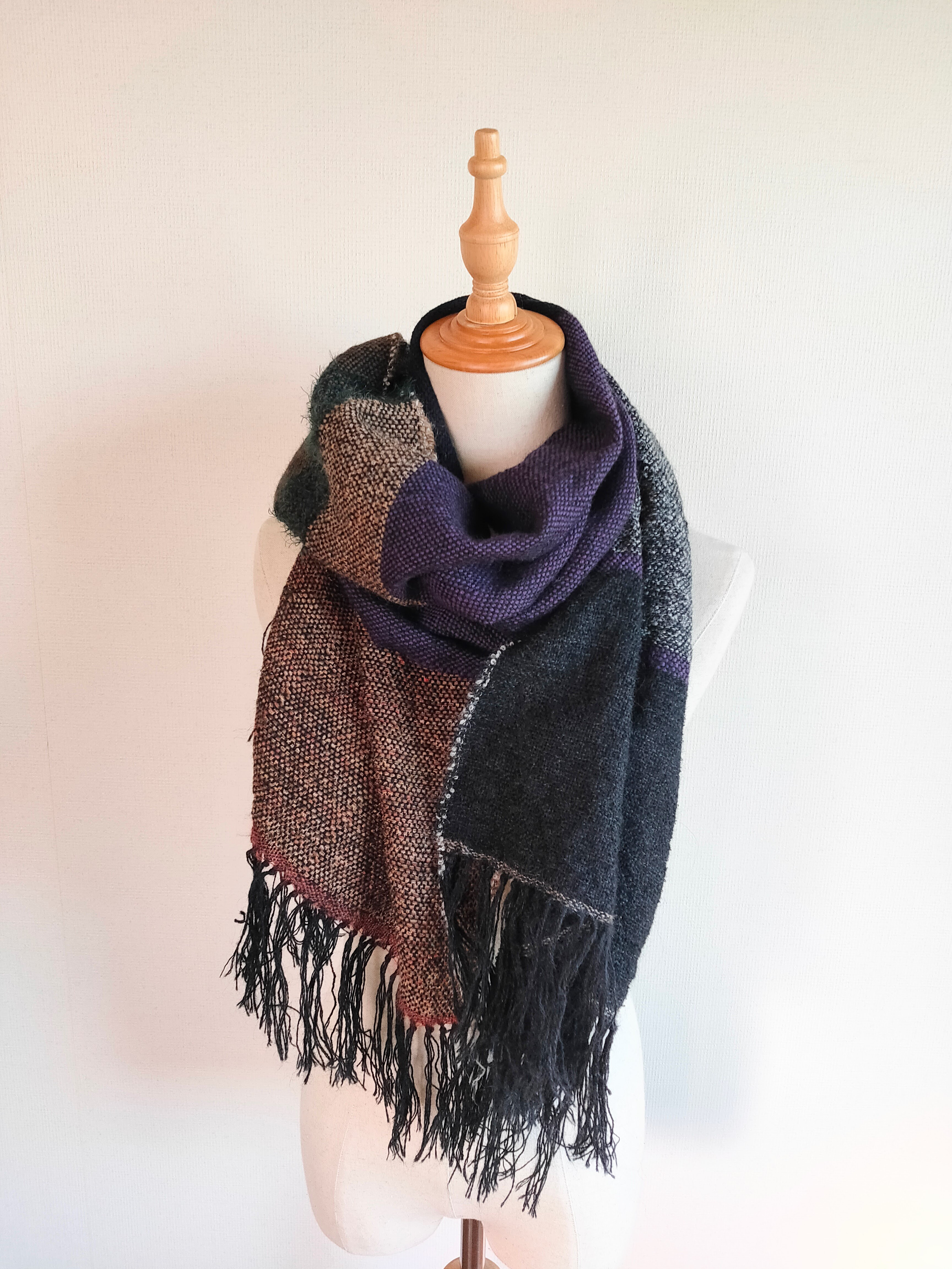シックな大人配色　軽く柔らかな手織りストール