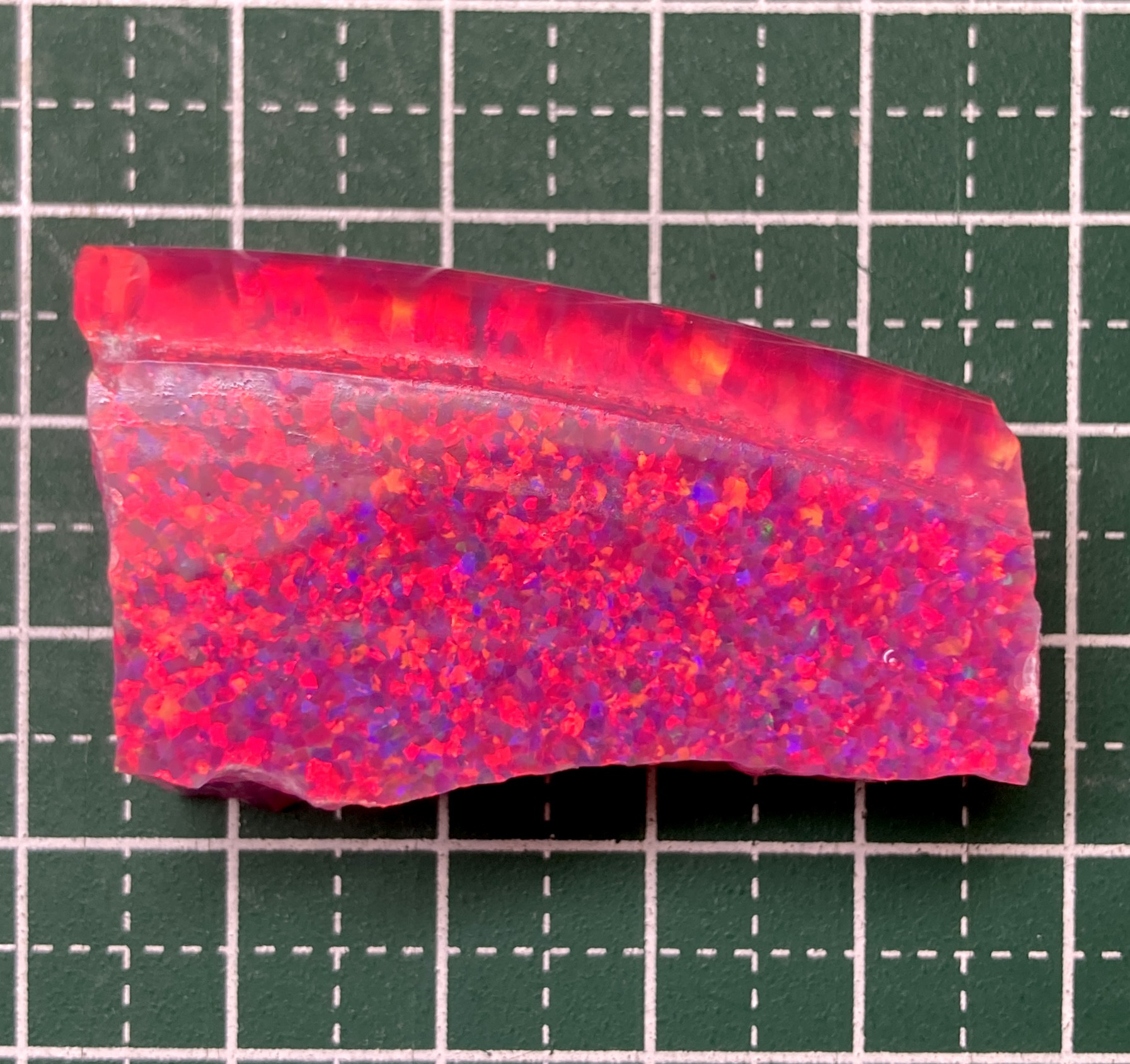 《人工オパール》(ネオンオパール) 原石 パープル/赤斑 20.3g (樹脂含侵)