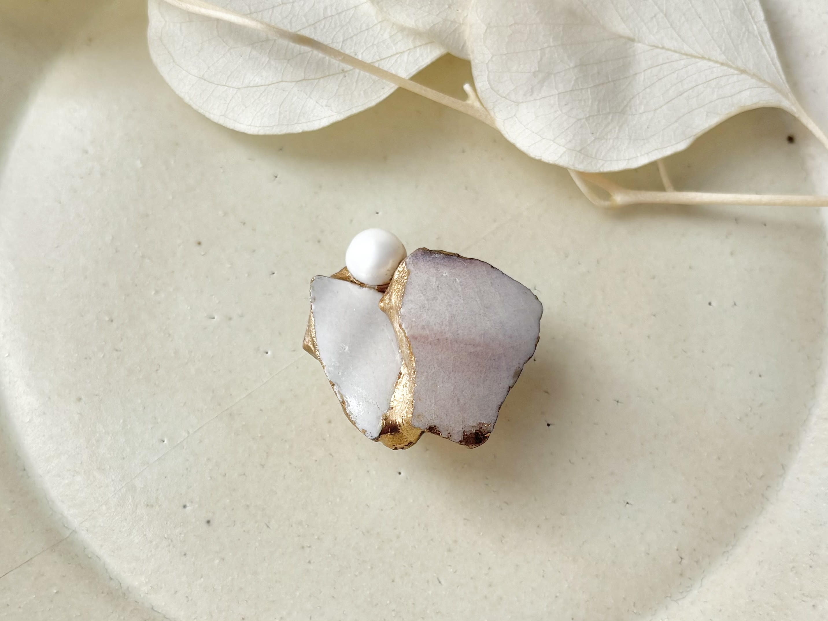 萩焼　金継ぎ　帯留　白　淡水パール　天然石　伝統工芸　＃448