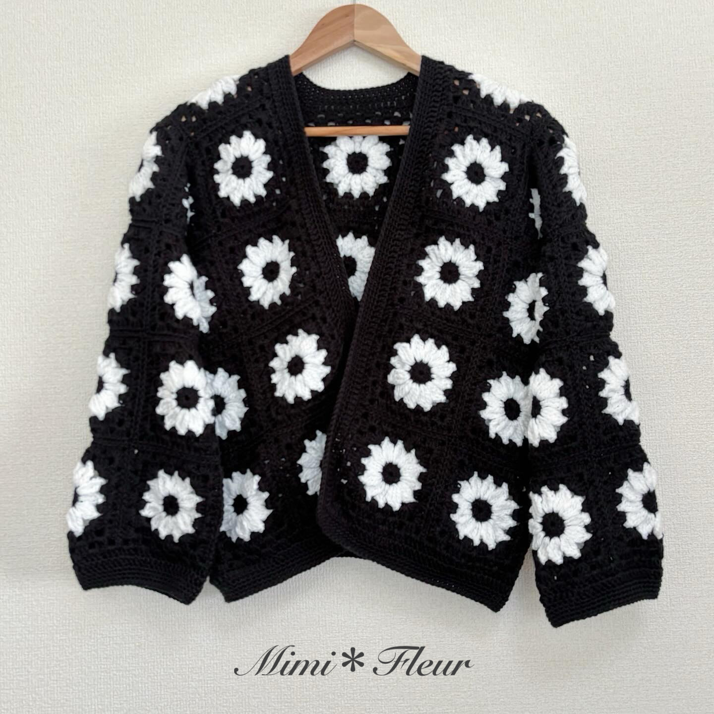 シンプルブラック ＊ ニットカーディガン デイジーモチーフ グラニースクエア 花柄 長袖