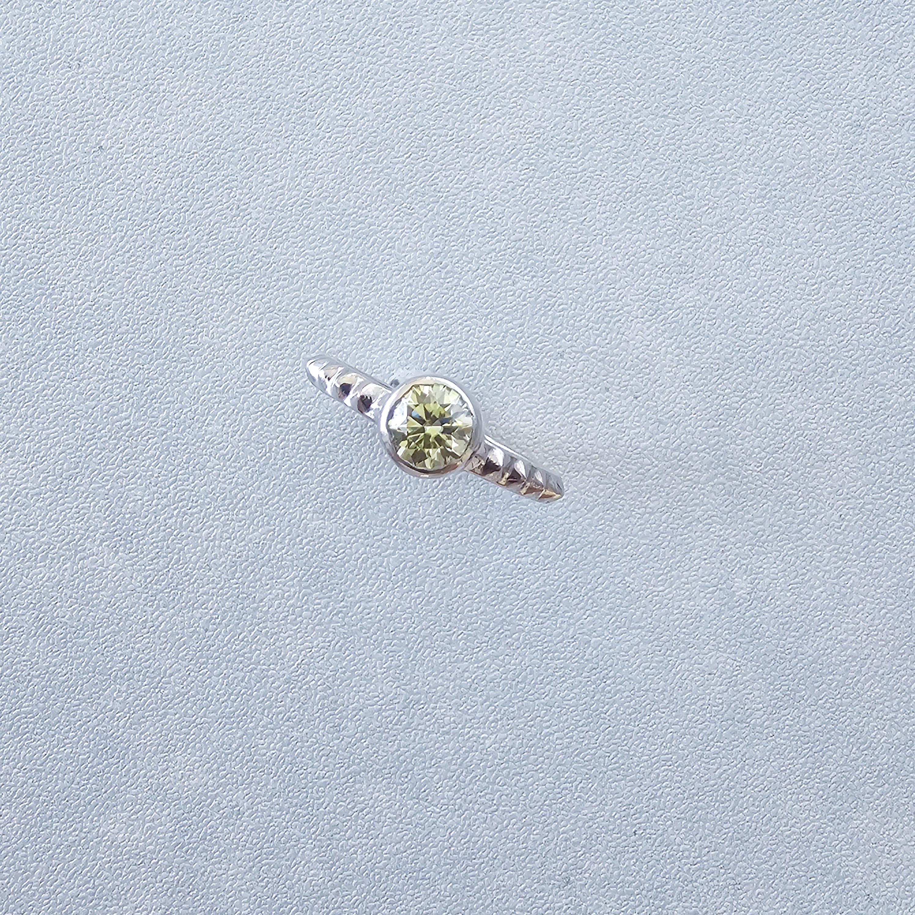 【イエロー】鮮やかに輝くロックテイストリング｜Silver925×モアサナイト