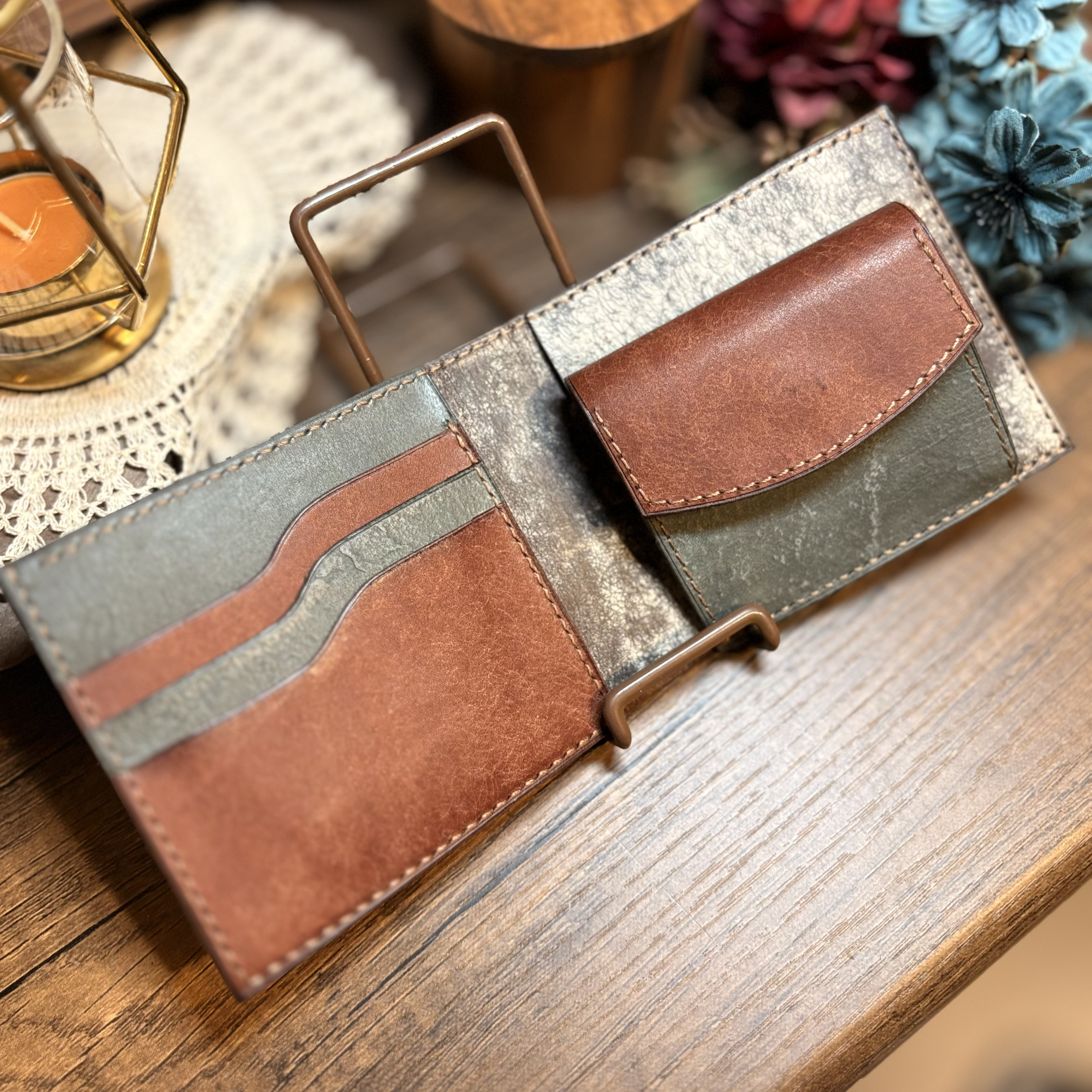 クラシックなブラウンの二つ折り財布