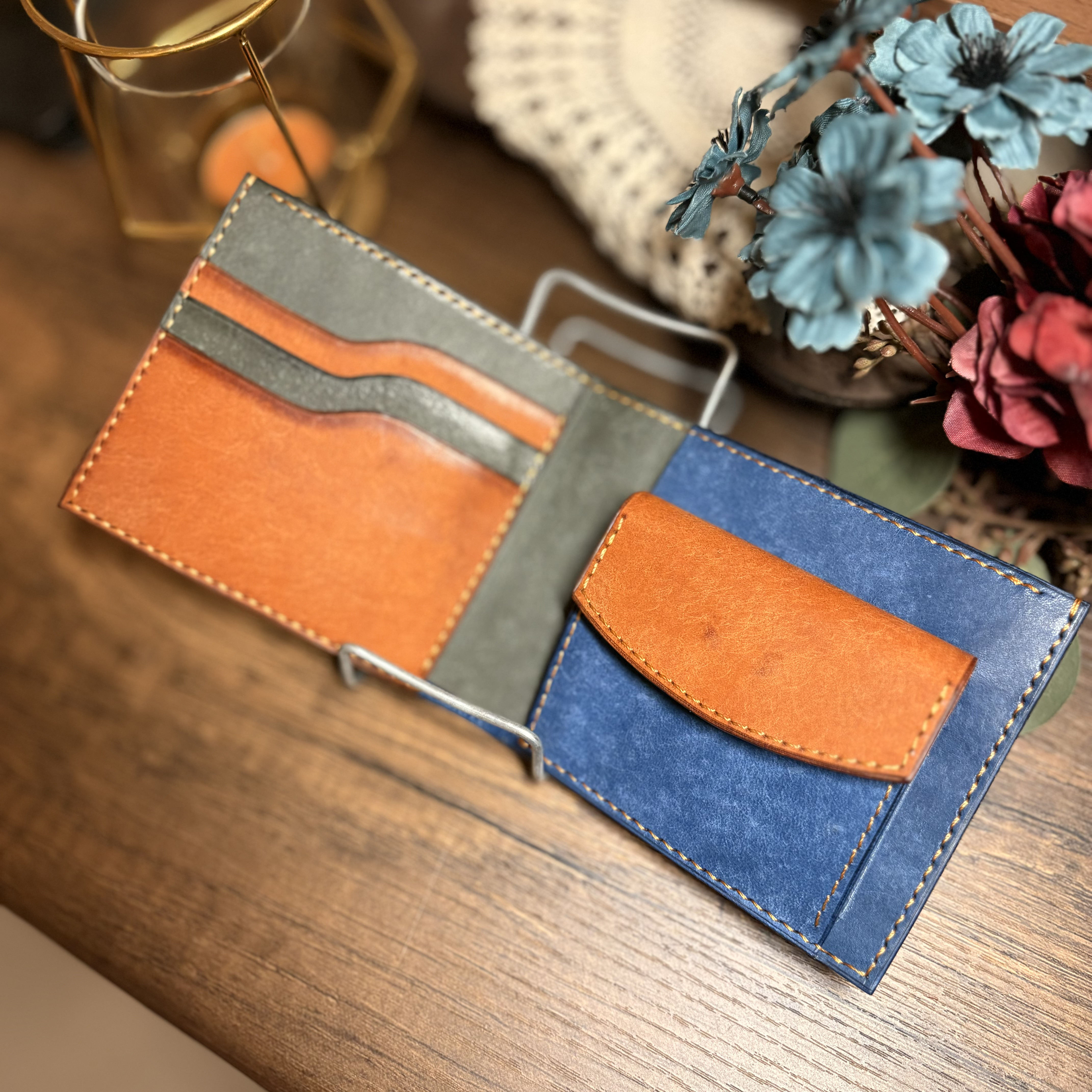 深みあるコバルトとブラウンの二つ折り財布