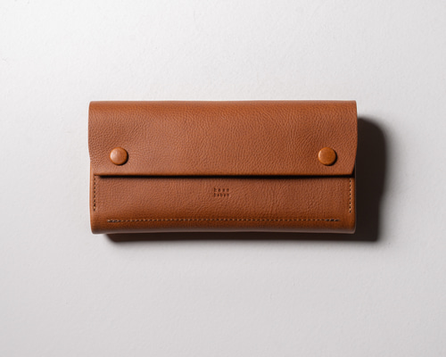 イタリア製　置物　革製品 金具を隠した一枚革】ふっくらと包み込むくるみホックの長財布