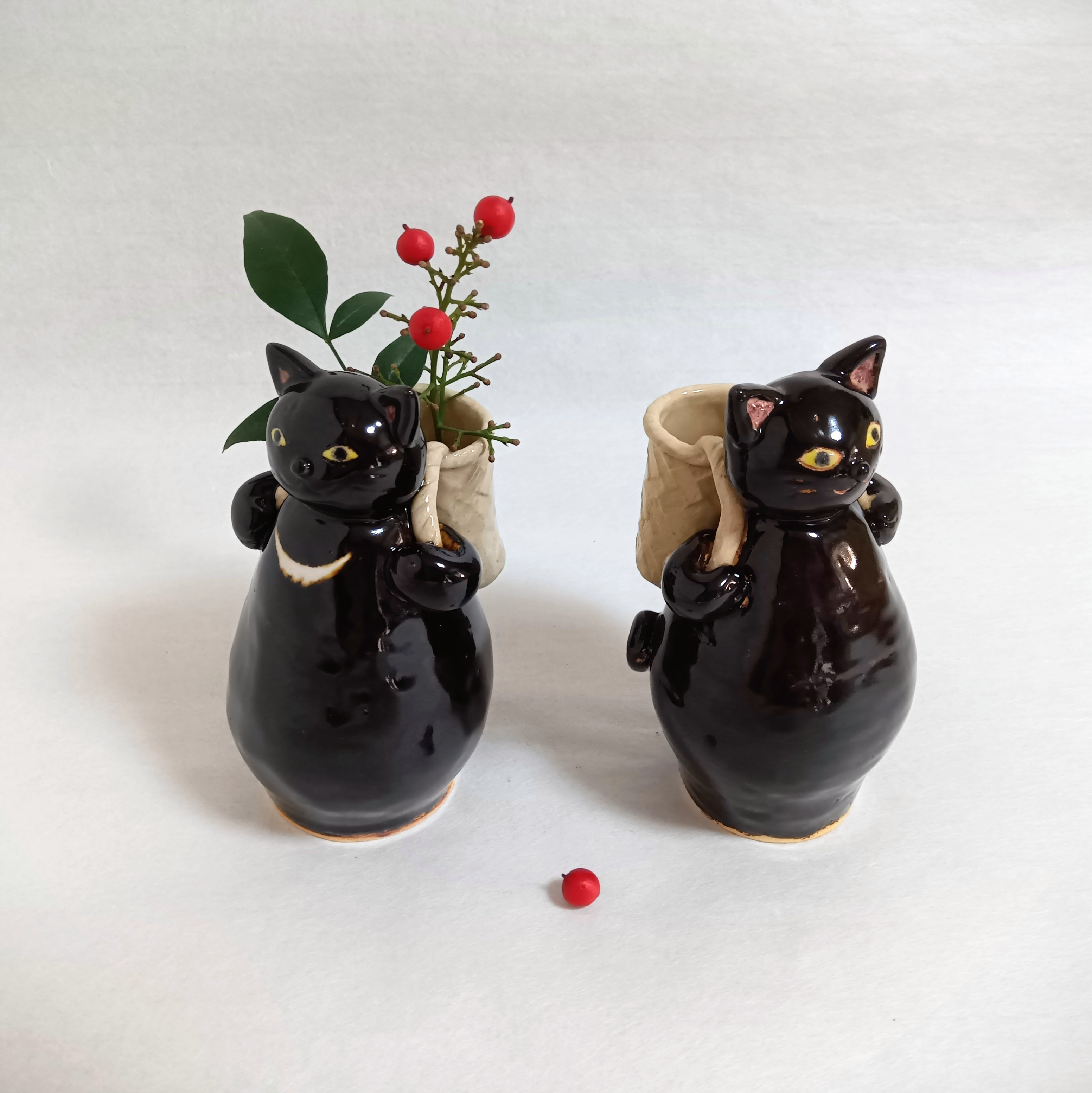 背負いカゴ猫の花入れ  陶器  花器  花瓶  黒猫　クロネコ