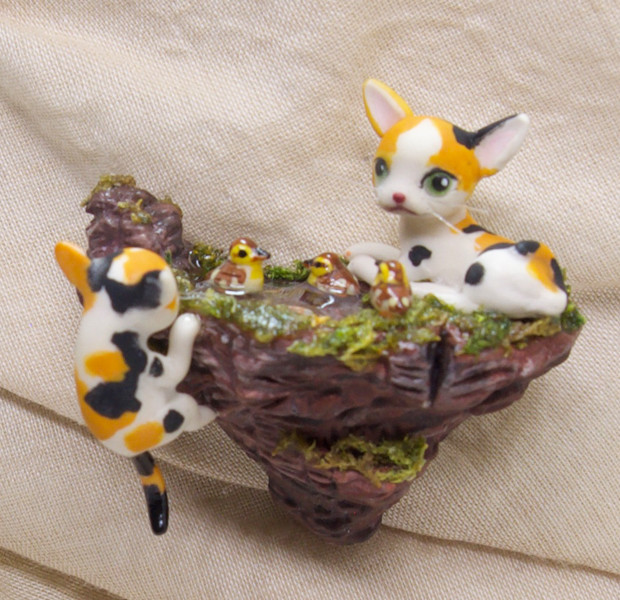 三毛の子猫とカルガモのヒナ達のジオラマ風ブローチ(完全一点もの)