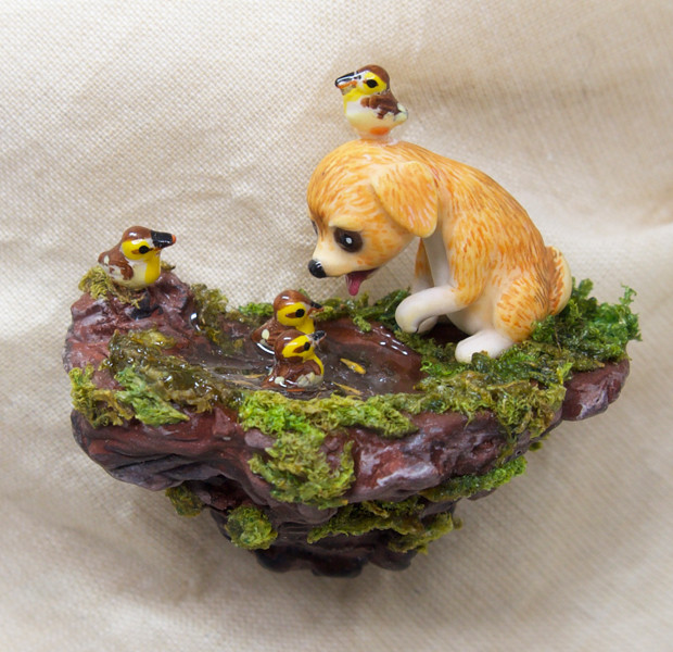 レトリバーの仔犬とカルガモのヒナ達のジオラマ風ブローチ1(完全一点もの)