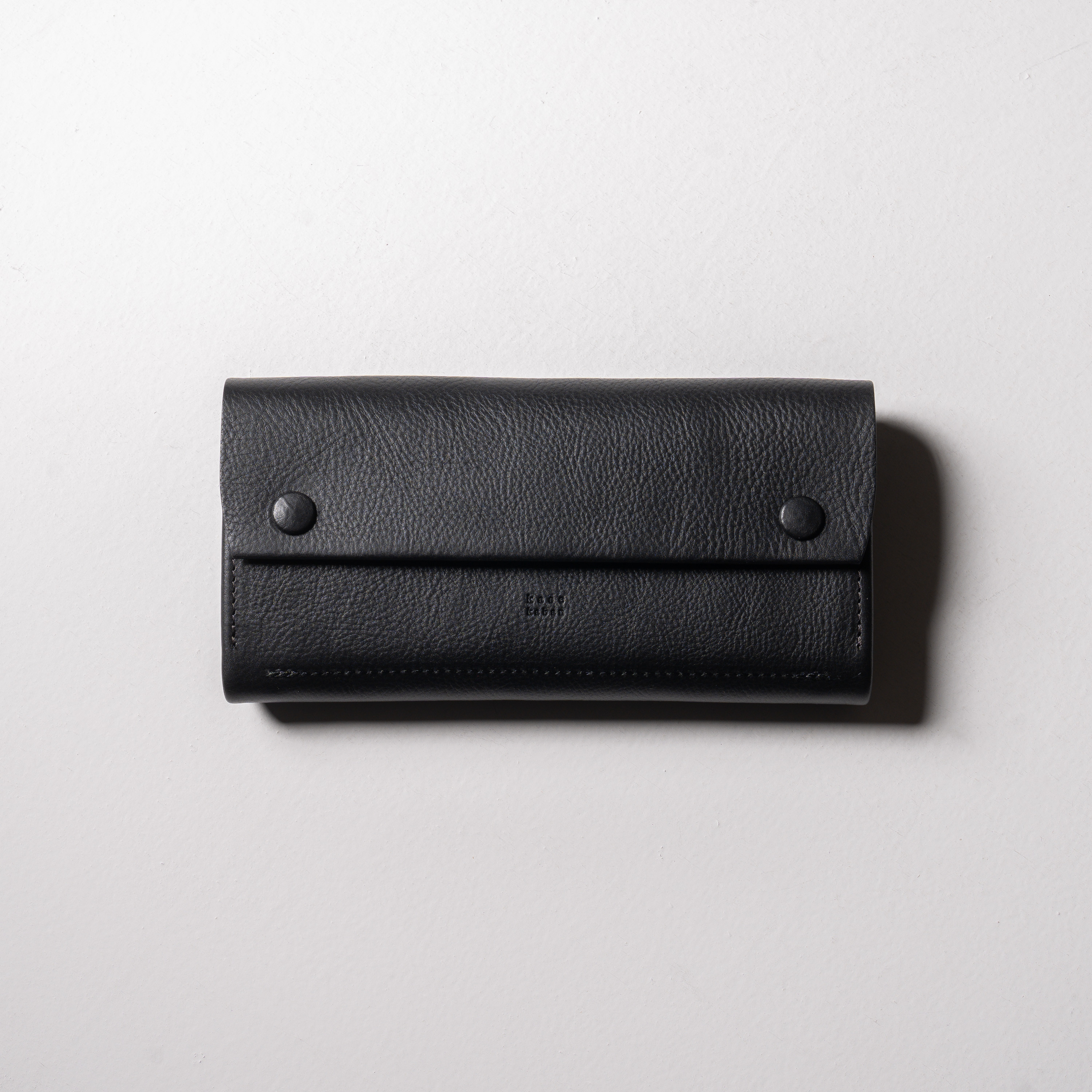 【金具を隠した一枚革】ふっくらと包み込むくるみホックの長財布 イタリア革 ＜ブラック＞