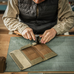 【隱藏式金屬配件】長版錢包，採用柔軟的包覆式封口，由義大利 Grigio 皮革一整塊皮革製成。 第13張的照片