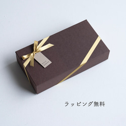 【隱藏式金屬配件】長版錢包，採用柔軟的包覆式封口，由義大利 Grigio 皮革一整塊皮革製成。 第16張的照片