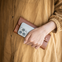 【隱藏式金屬配件】長版錢包，採用柔軟的包覆式封口，由義大利 Grigio 皮革一整塊皮革製成。 第12張的照片