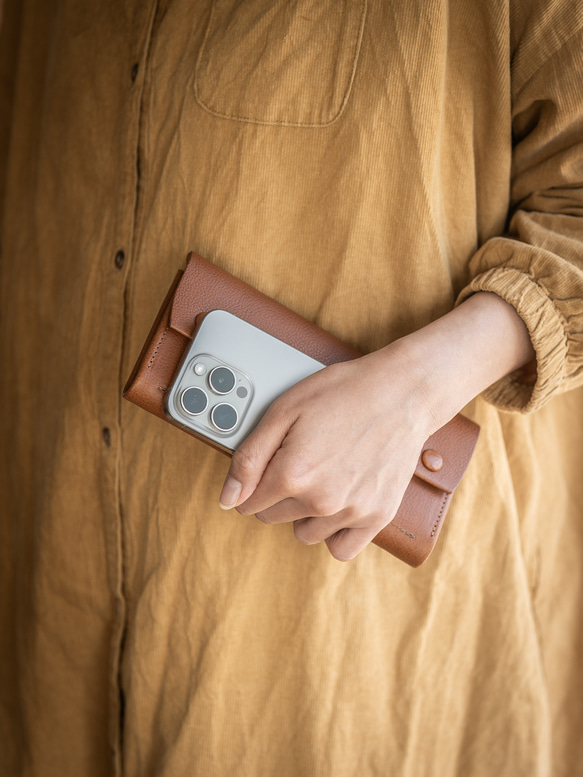 【隱藏式金屬配件】長版錢包，採用柔軟的包覆式封口，由義大利 Grigio 皮革一整塊皮革製成。 第12張的照片