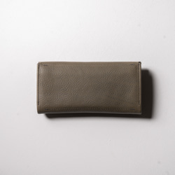 【隱藏式金屬配件】長版錢包，採用柔軟的包覆式封口，由義大利 Grigio 皮革一整塊皮革製成。 第2張的照片