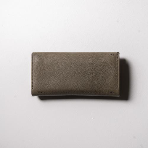 金具を隠した一枚革】ふっくらと包み込むくるみホックの長財布